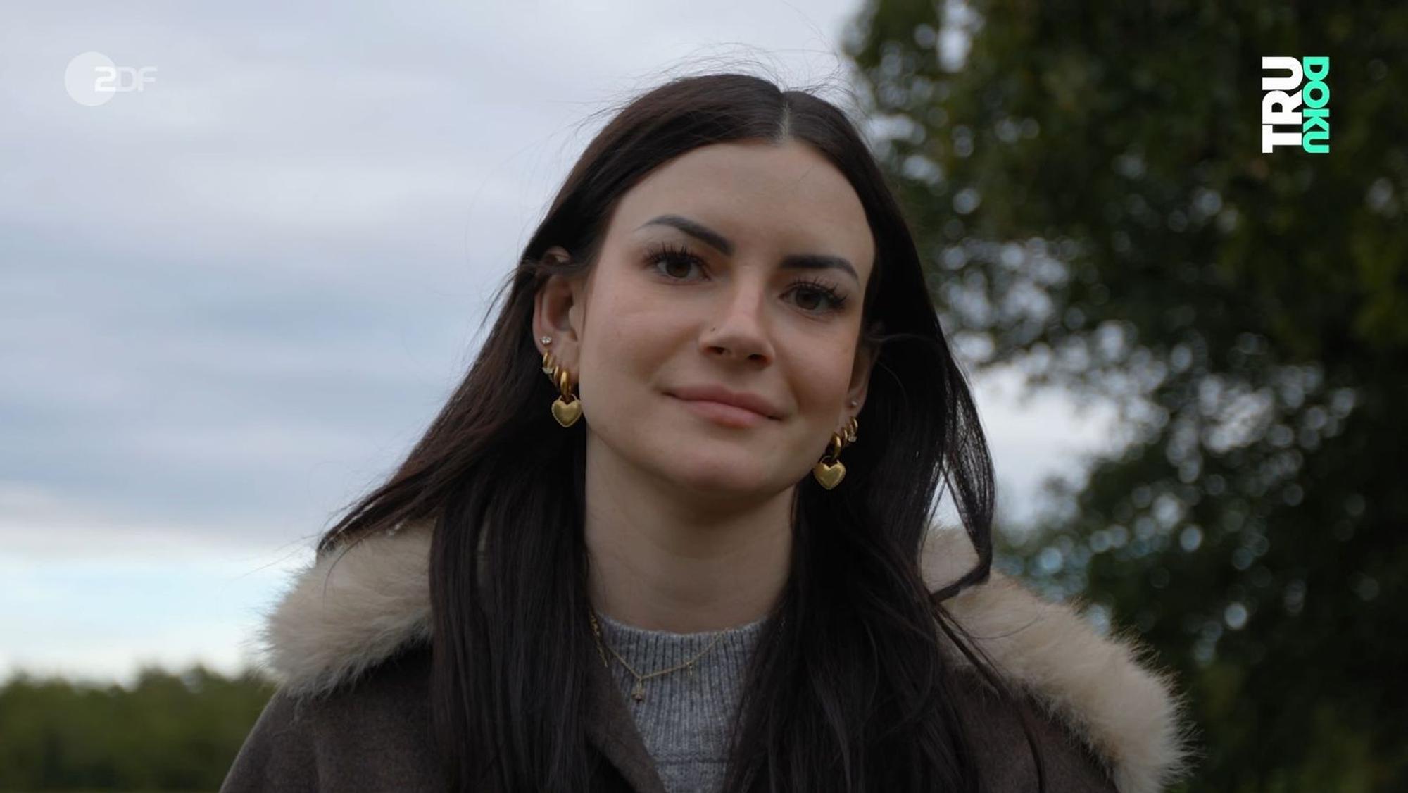 Jasmine leidet an der chronischen Darmerkrankung Colitis ulcerosa. Im Film „Tru Doku: Windel mit 21“ erzählt sie ihre Geschichte. (Bild: ZDF)