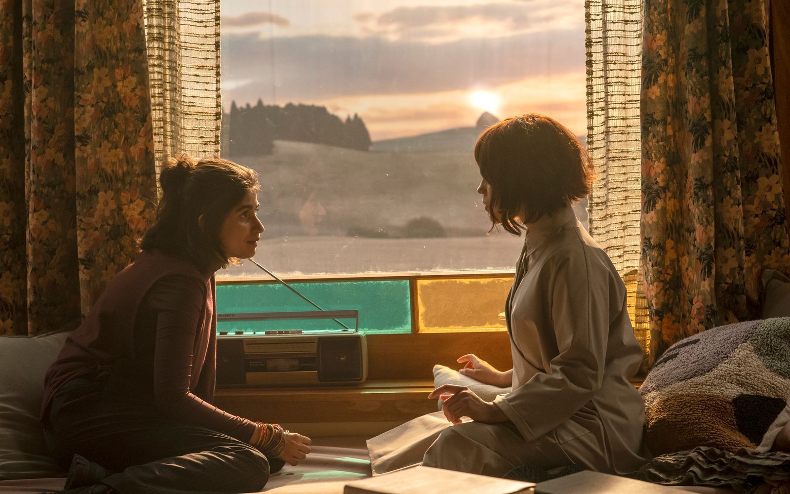 Josie (Mia Tharia, links) und ihre „Künstliche Freundin“ Klara (Jenna Ortega) verstehen sich. (Bild: 2026 Sony Pictures Entertainment/CTMG)