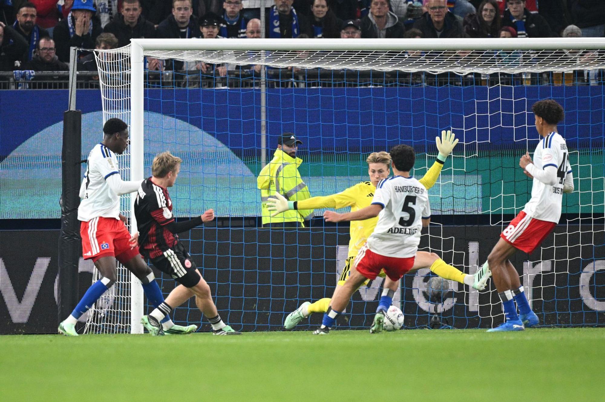 Beim DFB-Pokal-Spiel zwischen dem Hamburger SV und Eintracht Frankfurt fiel ein riesiges Banner auf. (Bild: 2026 Getty Images/Stuart Franklin)