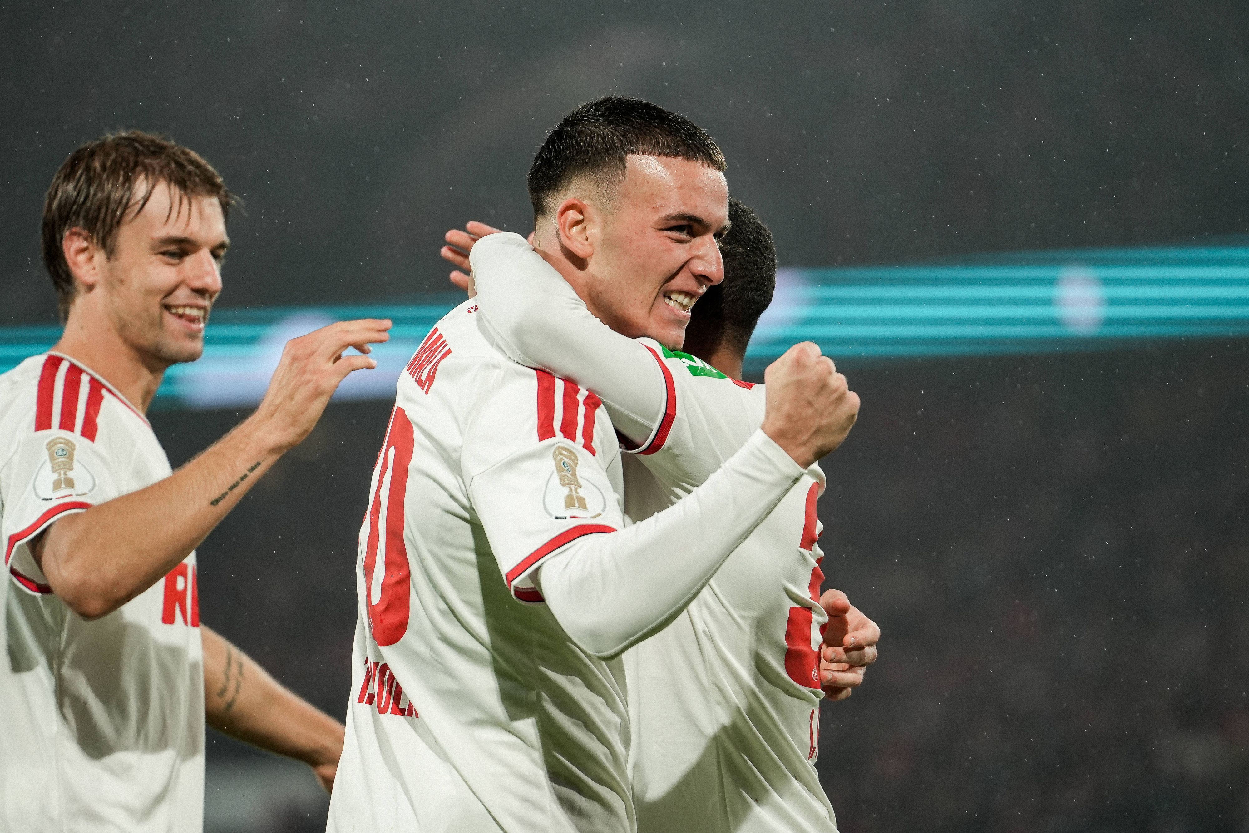 Said El Mala und Linton Maina jubeln nach dem 2:0 gegen Union Berlin im DFB-Pokal.