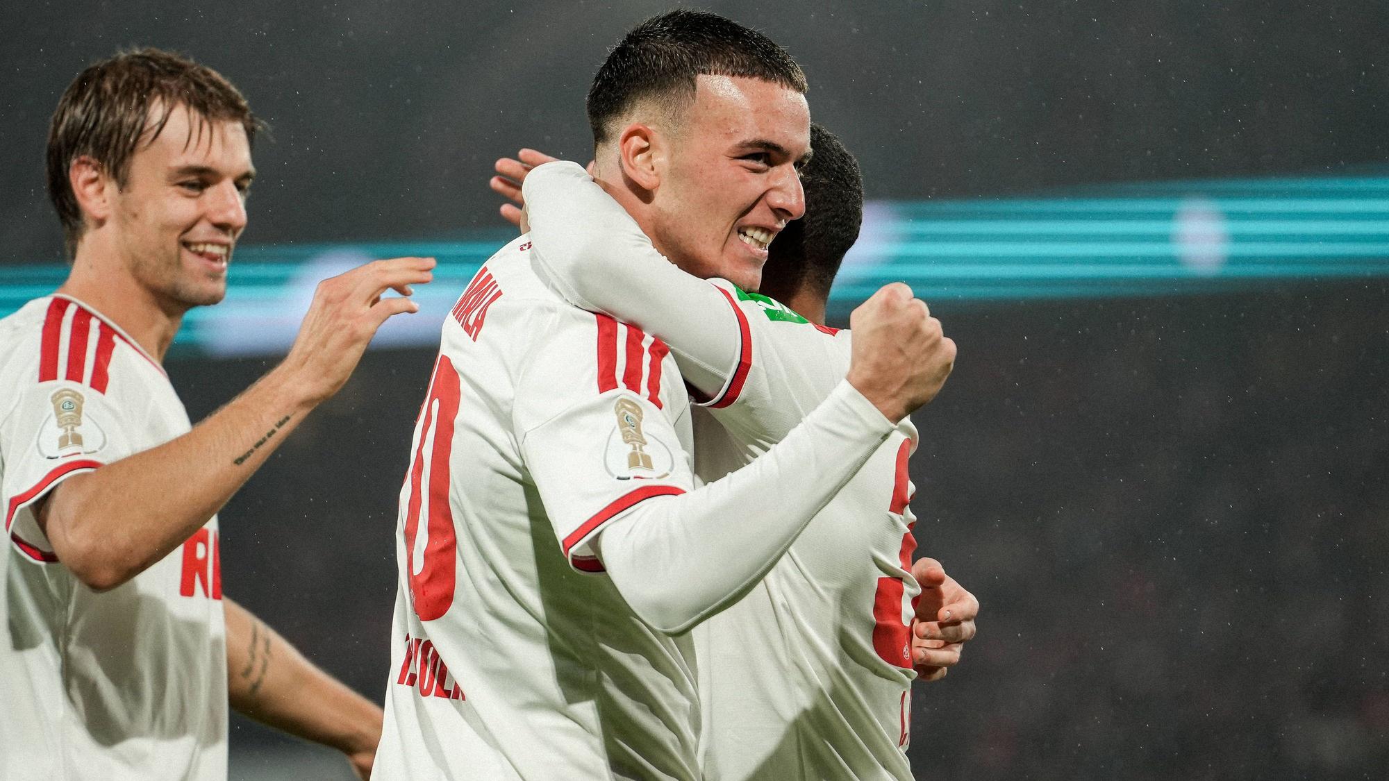 Said El Mala und Linton Maina jubeln nach dem 2:0 gegen Union Berlin im DFB-Pokal.