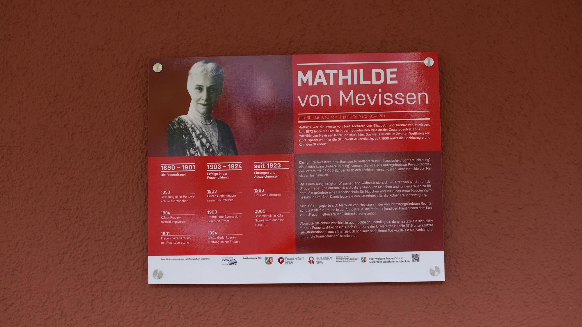 Die neue Gedenktafel für Mathilde von Mevissen am Gebäude der Bezirksregierung Köln.