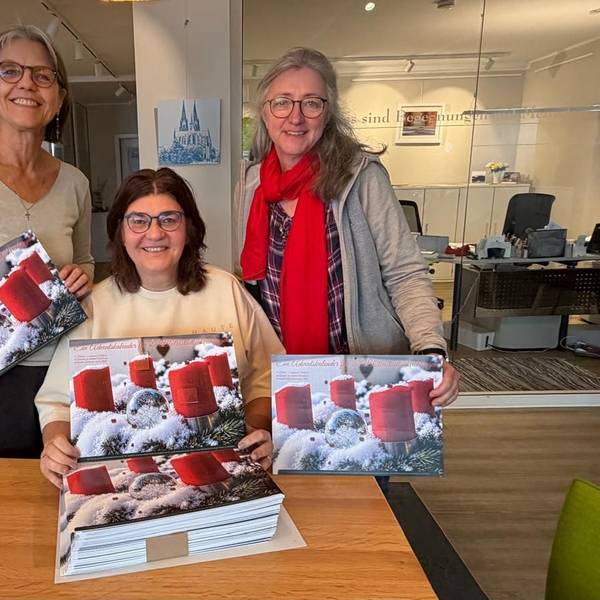 Die Koordinatorinnen des Hospizdienstes Leichlingen, Christine Schwung und Inka Stirl, freuen sich über den Adventskalender von Ina Block.