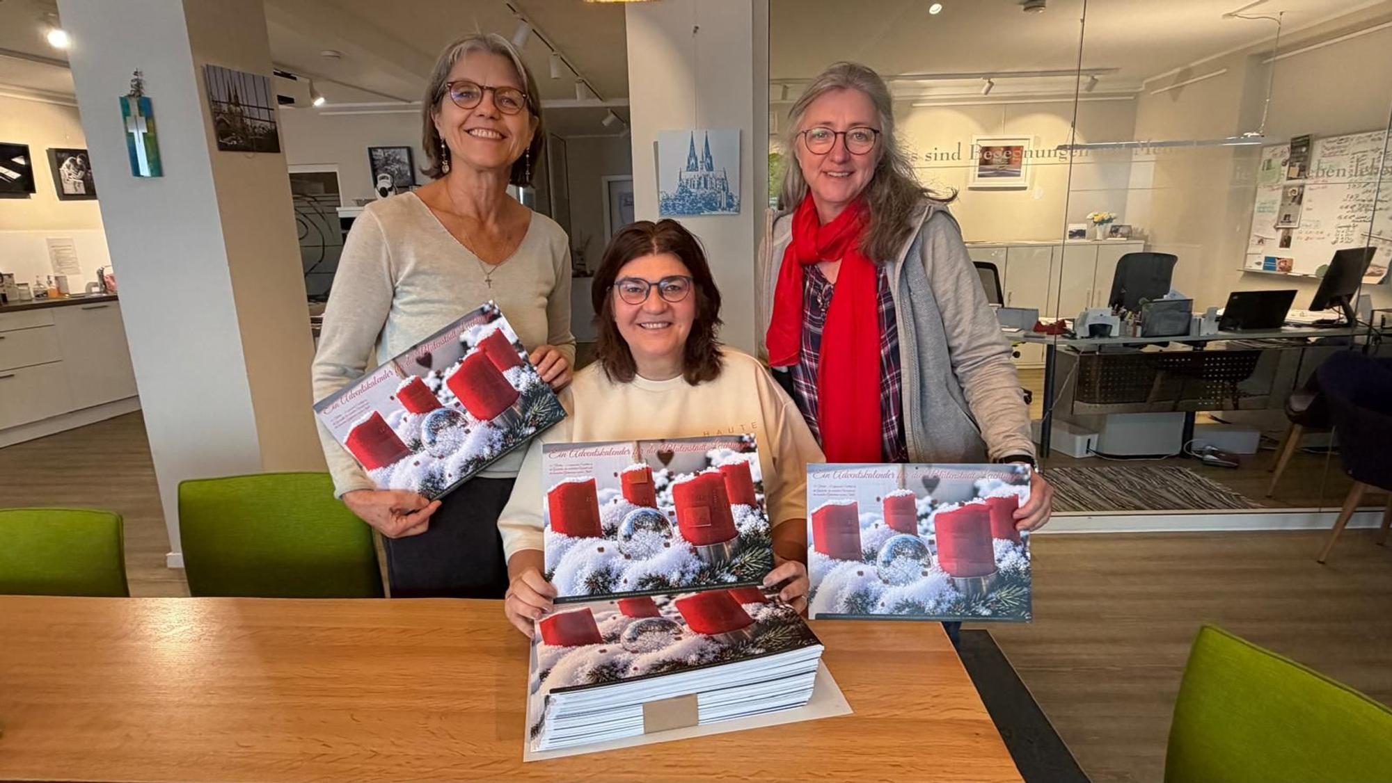 Die Koordinatorinnen des Hospizdienstes Leichlingen, Christine Schwung und Inka Stirl, freuen sich über den Adventskalender von Ina Block.