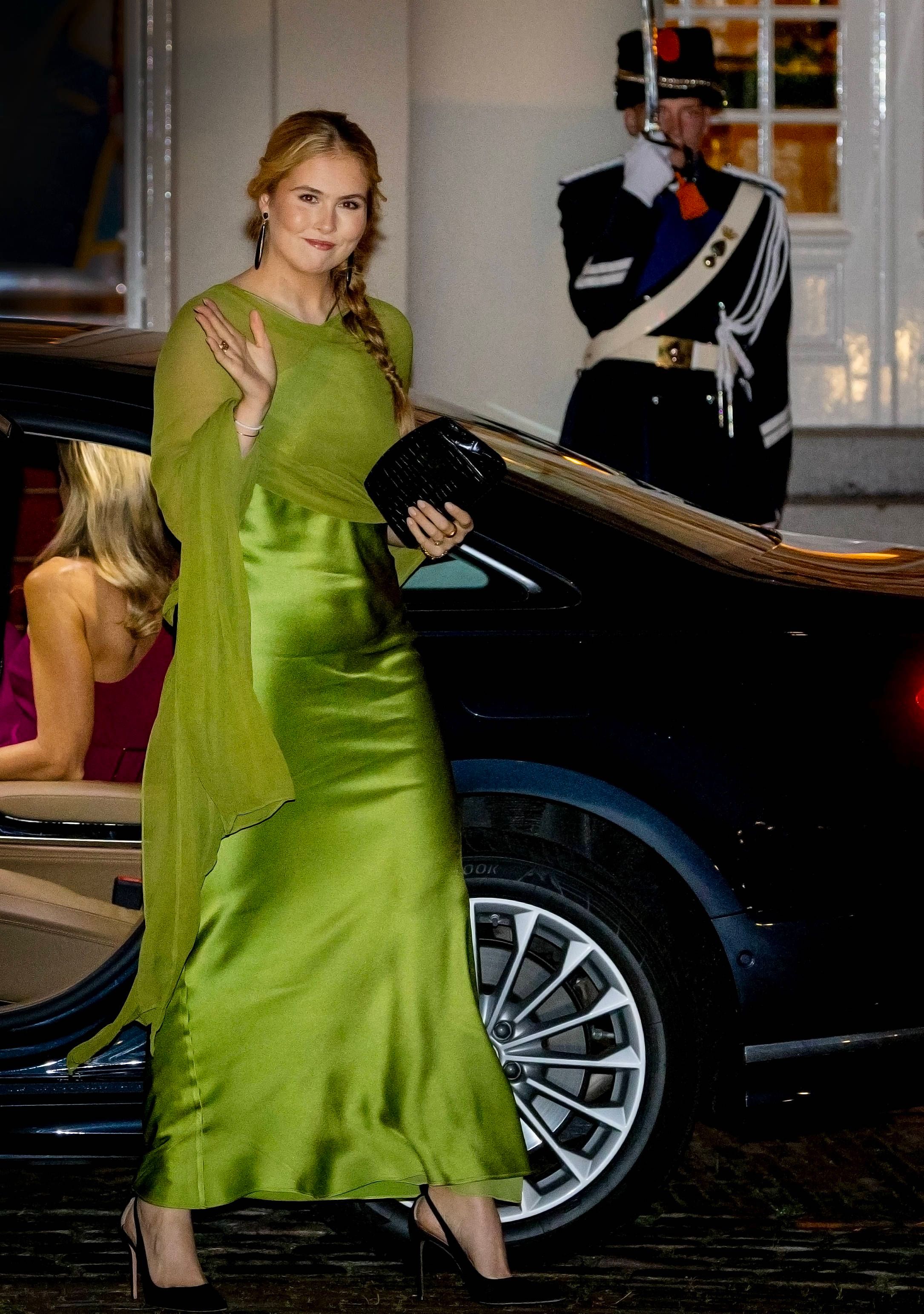 Kronprinzessin Amalia zeigte sich in einem limettengrünen Neckholder-Maxikleid.