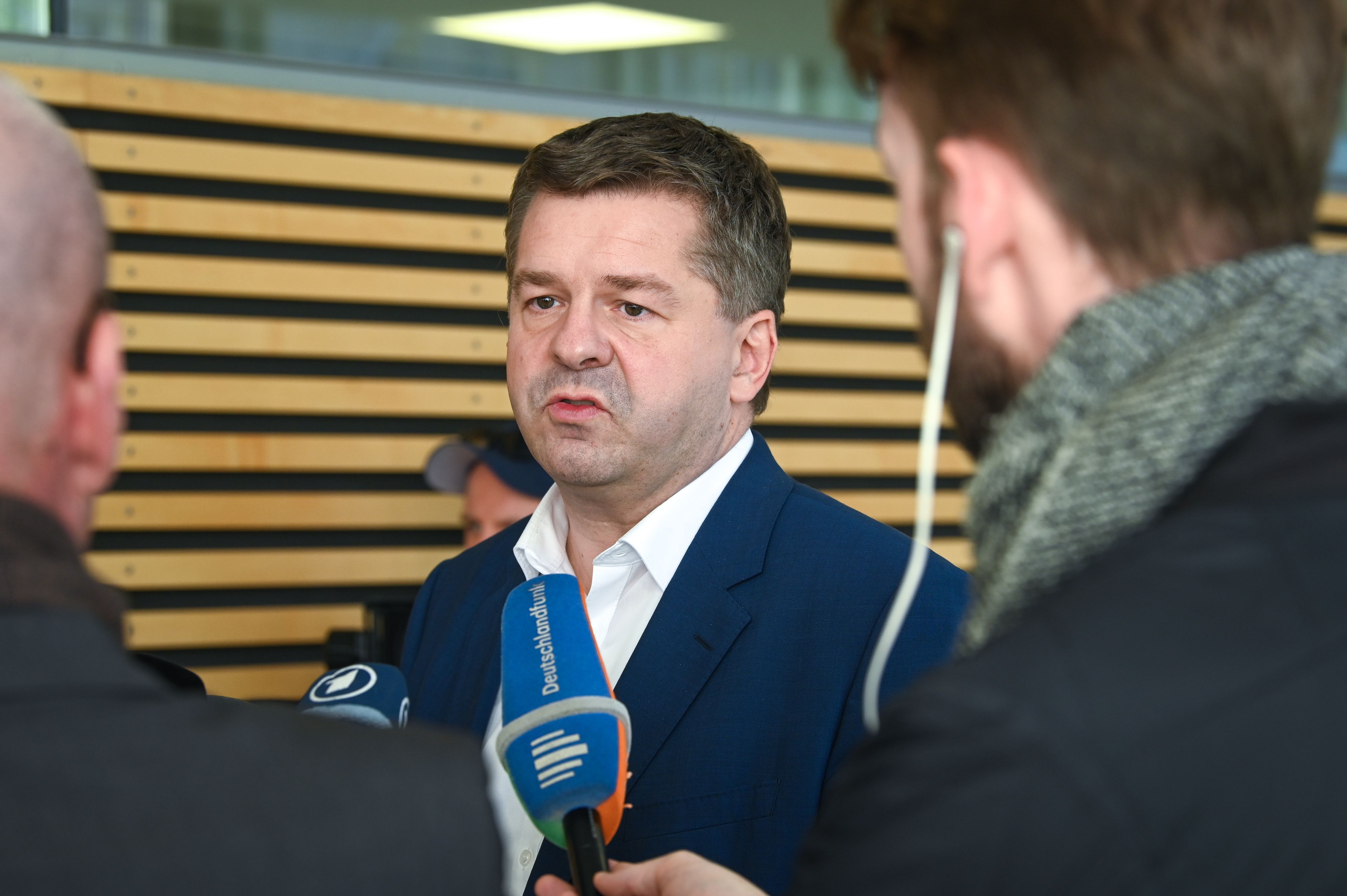 13.10.2026, Sachsen-Anhalt, Magdeburg: Sven Schulze, CDU-Fraktionsvorsitzender und Ministerpräsident von Sachsen-Anhalt, äußert sich vor der Presse nach der Fraktionsversammlung der CDU-Landtagsfraktion. (zu dpa: «MP-Wahl: CDU will im dritten Wahlgang im Plenarsaal sein») Foto: Heiko Rebsch/dpa +++ dpa-Bildfunk +++