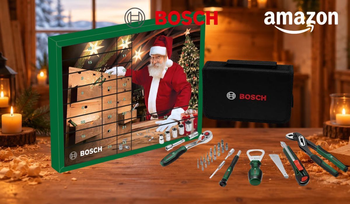 Grüner Bosch Adventskalender 2026 mit Weihnachtsmann an der Werkbank, davor Werkzeugtasche, Ratsche, Steckschlüsseleinsätze, Bits, Präzisions-Schraubendreher, Flaschenöffner, Cuttermesser und Wasserpumpenzange auf einer Holzwerkbank mit Hobelspänen und Kerzen