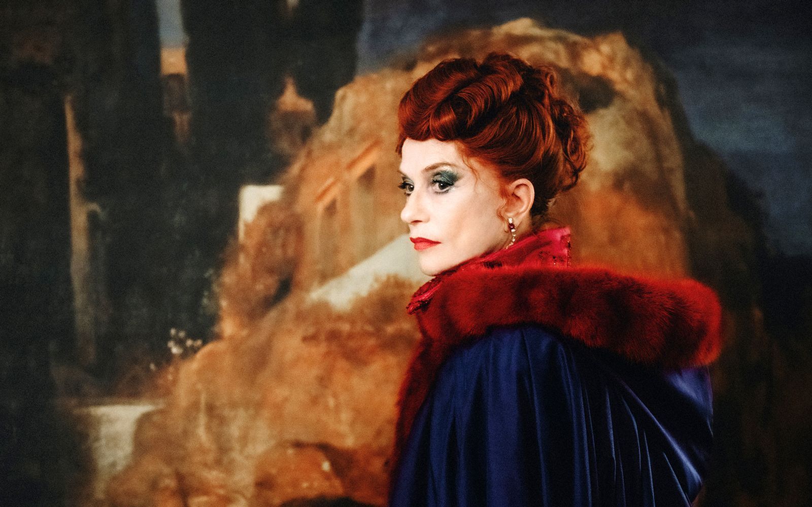 Gräfin Báthory (Isabelle Huppert) muss zusehen, wie ihr Vampirreich langsam zugrundegeht. (Bild: Neue Visionen Filmverleih/Vernonique Kolber)