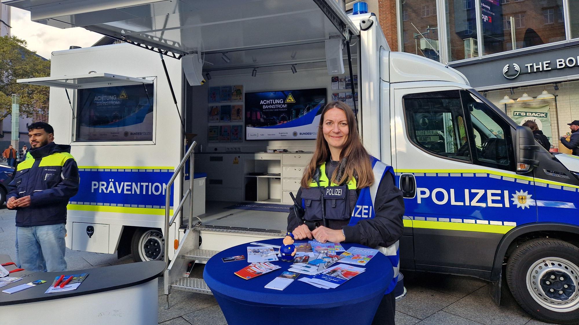 Die Präventionsbeauftragte der Bundespolizei Köln, Theresa Schröther warnt vor den Gefahren von Trainsurfing.