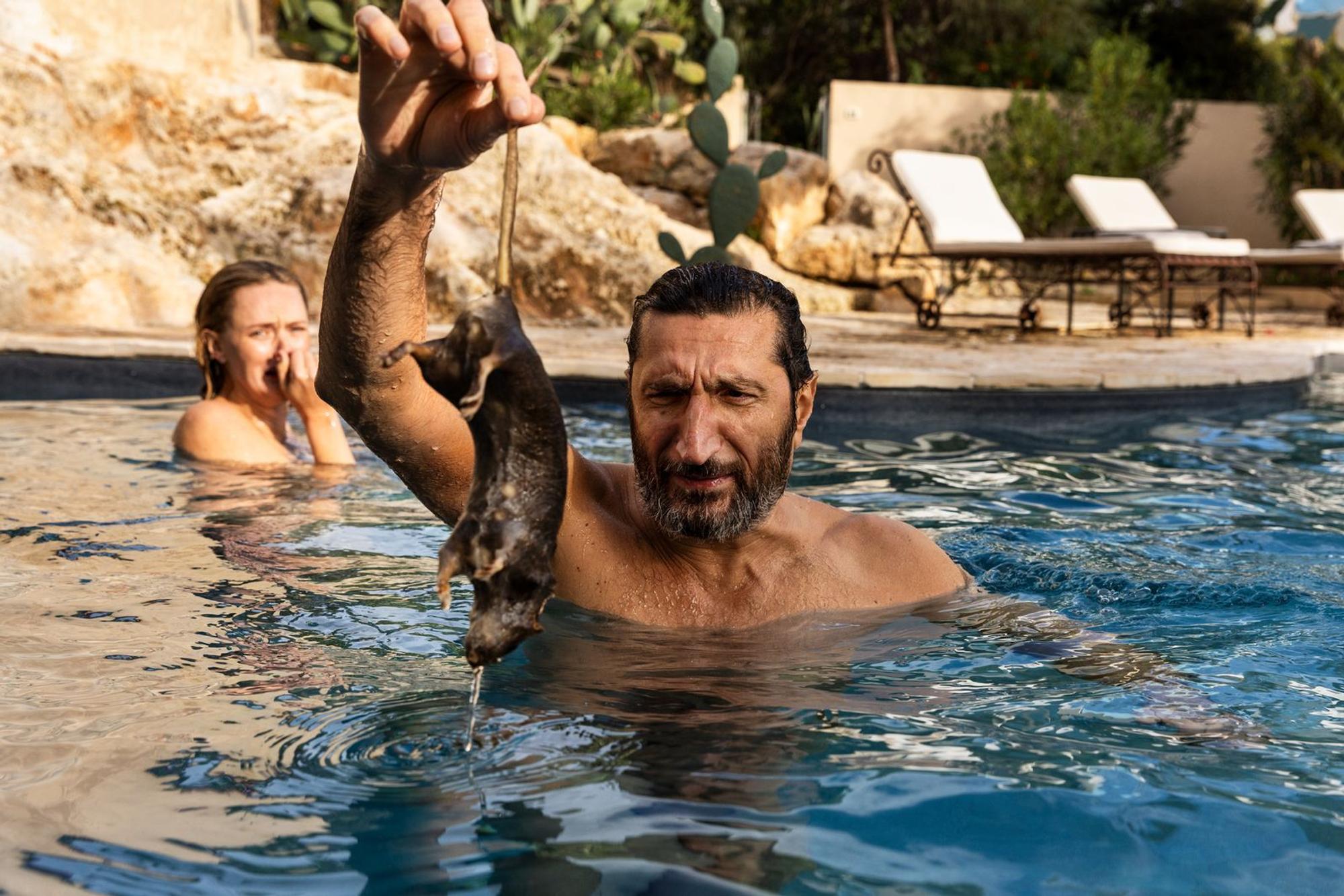 Auch Carl (Fares Fares) und Helene (Frida Gustavsson) fühlen sich zunehmend unwohl in ihrem vorübergehenden Traumanwesen in Sizilien. Eine tote Ratte im Pool, dann der Mordverdacht - treibt hier jemand absichtlich ein Spiel mit ihnen? (Bild: Netflix)