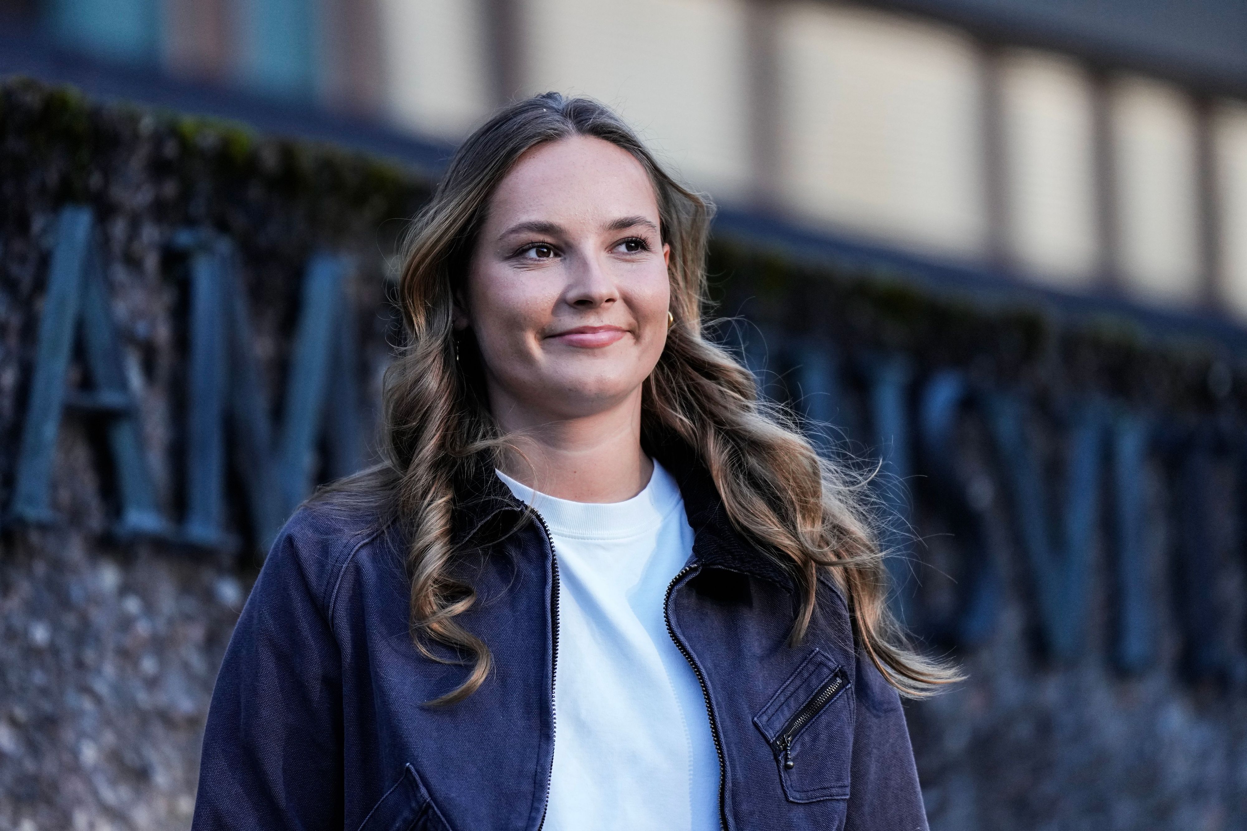 Prinzessin Ingrid Alexandra sitzt vor der Universität, wo sie ihr Studium an der Fakultät für Sozialwissenschaften begonnen hat