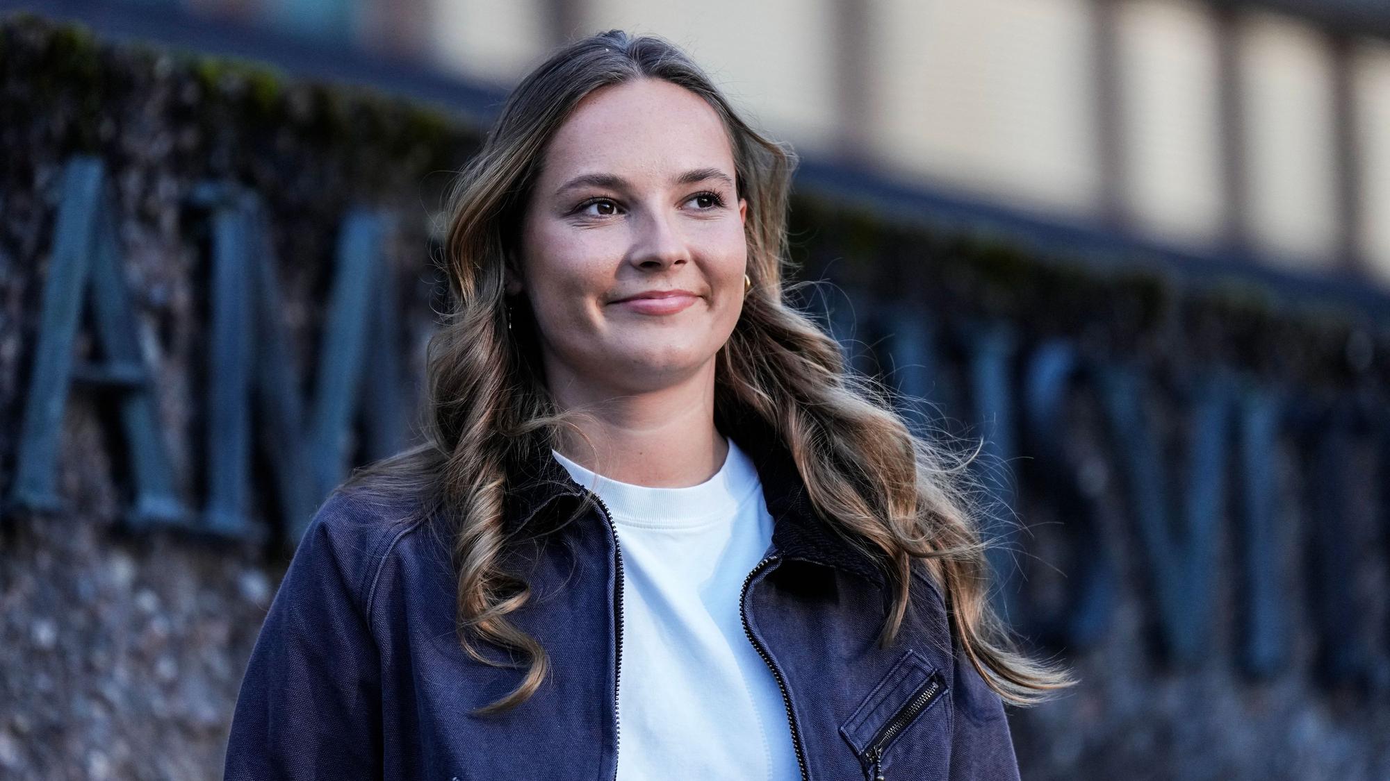 Prinzessin Ingrid Alexandra sitzt vor der Universität, wo sie ihr Studium an der Fakultät für Sozialwissenschaften begonnen hat