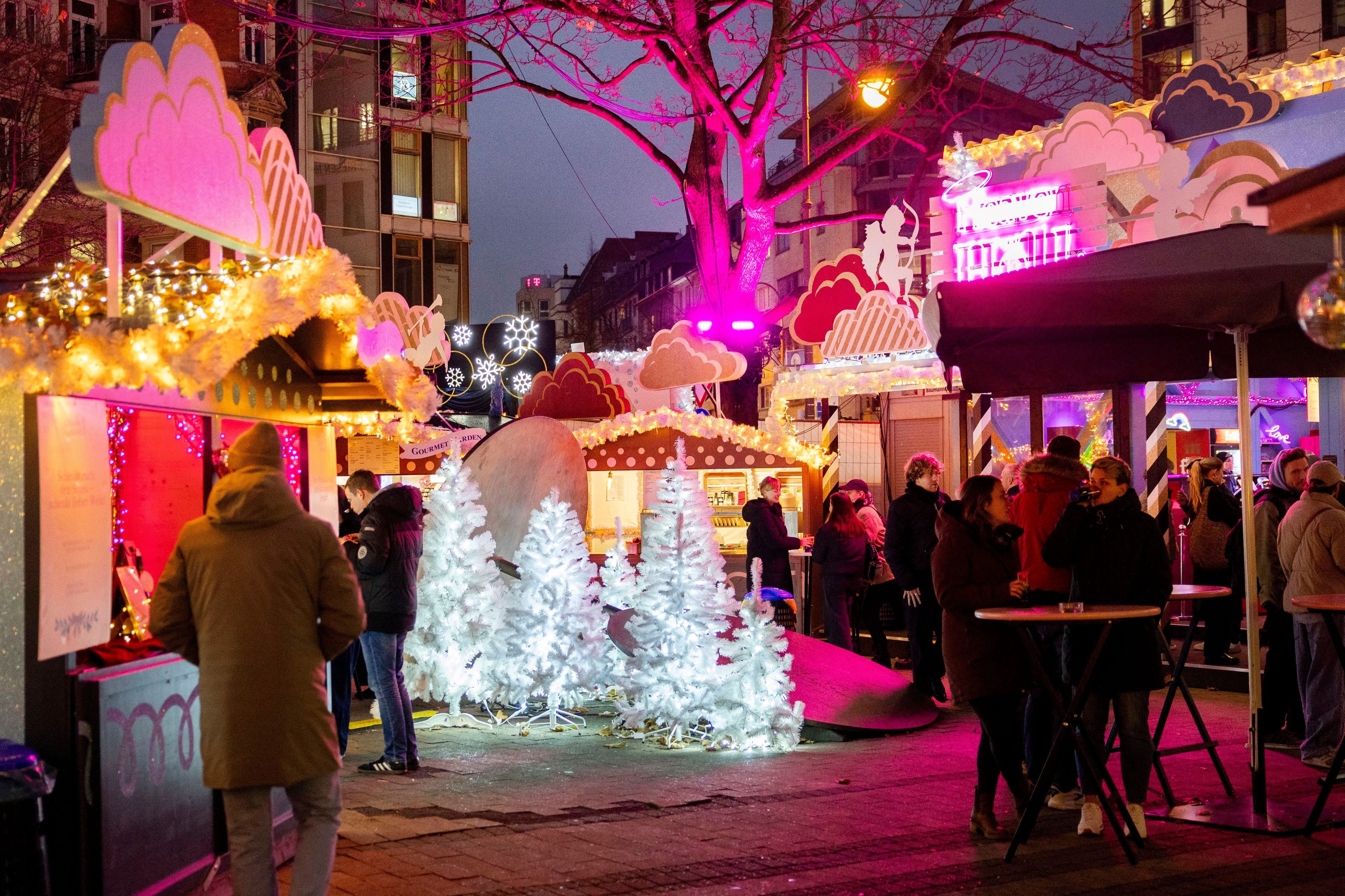 Der Weihnachtsmarkt „Heavenue“ auf dem Friesenplatz.