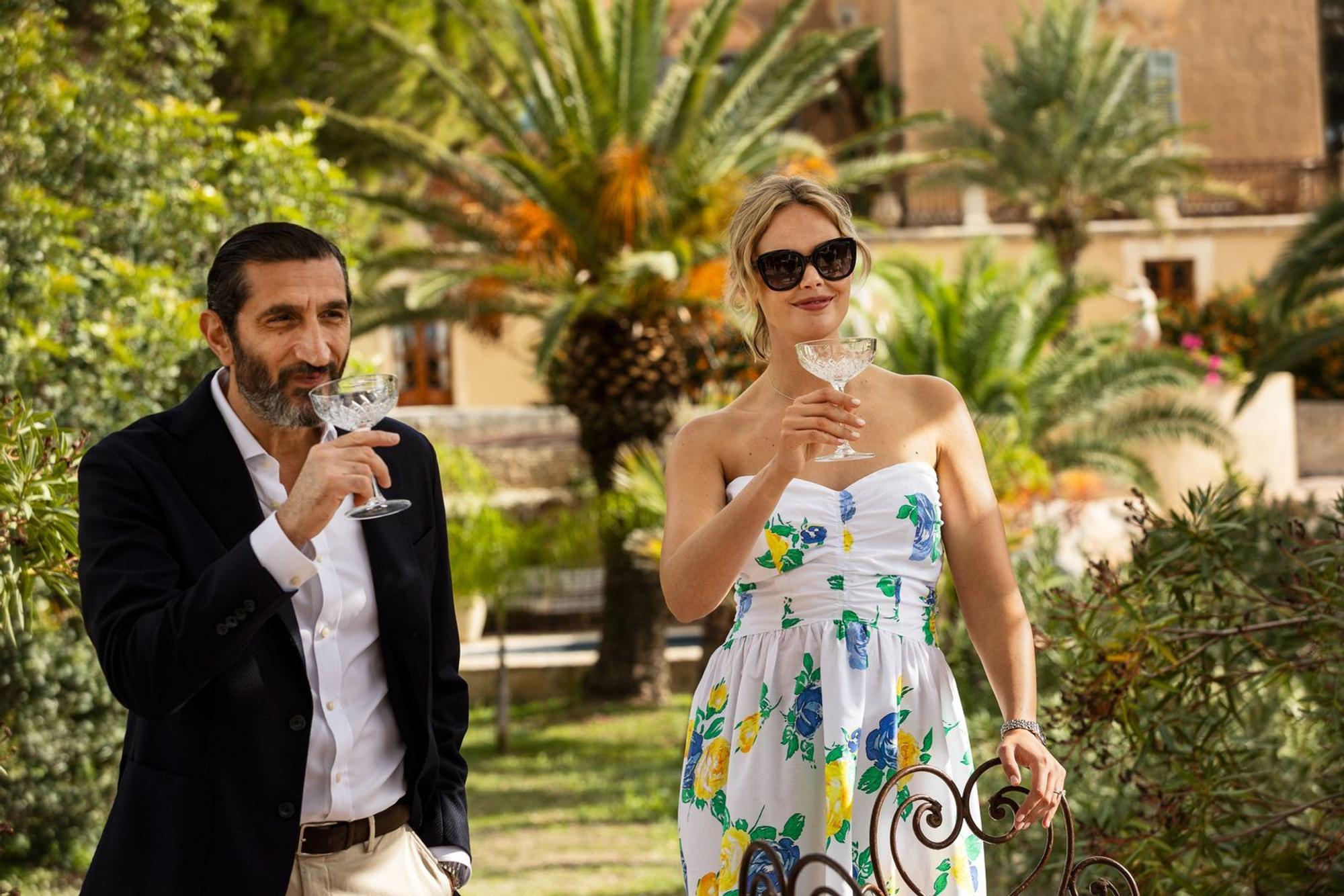 Alles könnte so schön sein, doch der Traumurlaub von Carl (Fares Fares) und Helene (Frida Gustavsson) wird immer mehr zum Albtraum. Wem können sie trauen - und können sie es einander noch? (Bild: Netflix)