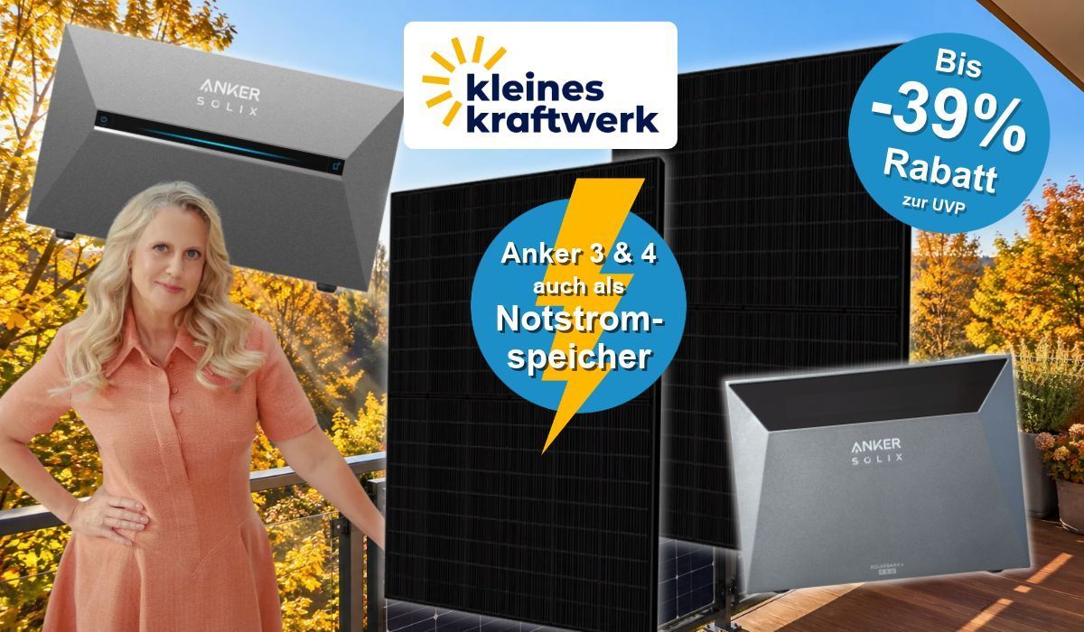 Kleines Kraftwerk Collage mit zwei Anker Solix Stromspeichern (Solarbank 3 Pro und Solarbank 4 Pro) sowie schwarzen Solarmodulen vor einem herbstlichen Hintergrund mit Balkon und Sonne. Links steht Moderatorin Barbara Schöneberger in einem lachsfarbenen Kleid. Oben Kleines Kraftwerk Logo.