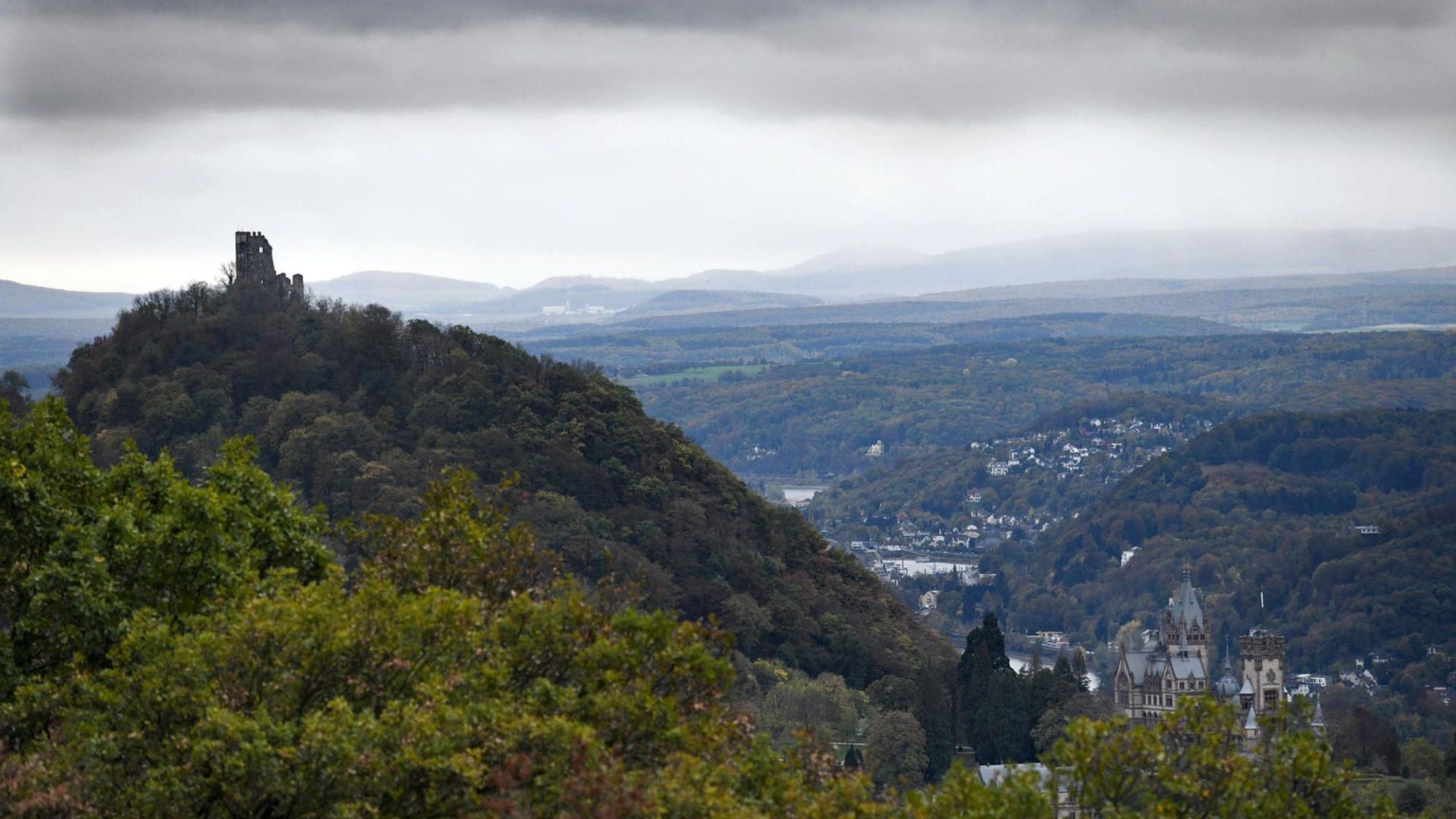 Königswinter: Regenwolken ziehen über die Höhen der Eifel, aufgenommen vom Petersberg. Zum Wochenende soll es kälter werden (Archivbild).