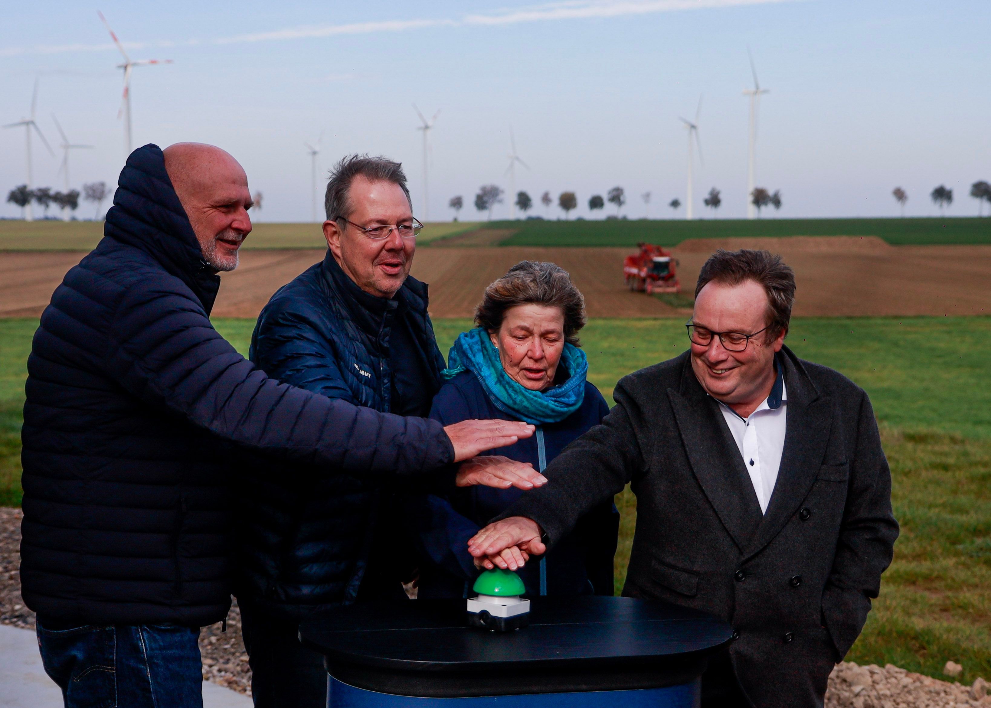 20.01.2026, Erkelenz: Frank Ritter, Heinrich Lohmann (beide MLK Gruppe), die stellvertretende Bürgermeisterin von Erkelenz, Christel Honold-Ziegahn und NRW-Umweltminister Oliver Krischer (v.l.):  In Erkelenz Holzweiler sind nun die ersten Windenergieanlagen von 250 Meter hoch, jeweils 7,2 Megawatt ans Netz gegangen. Zusammen erzeugen sie rechnerisch Strom für rund 9.900 Haushalte. Foto: Arton Krasniqi