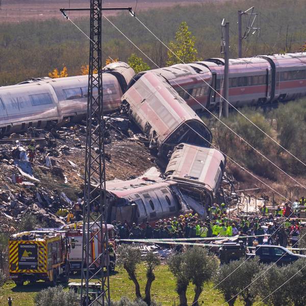 Rettungskräfte sind am Unfallort einer Kollision zwischen zwei Zügen im Einsatz.