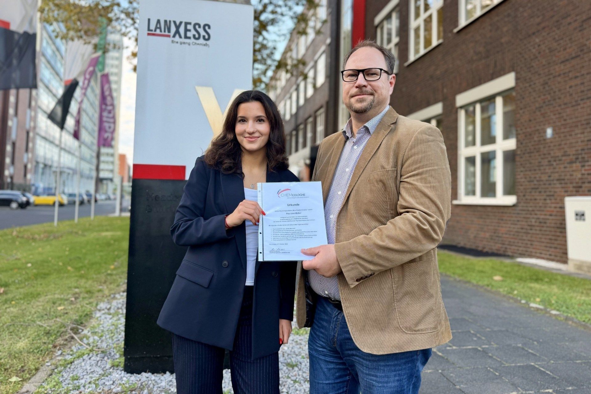 Die 17-jährige Linn Walker übernahm bei Lanxess in Leverkusen für einen Tag die Aufgaben von Ausbildungsleiter André Hoderlein. (Foto: LANXESS)