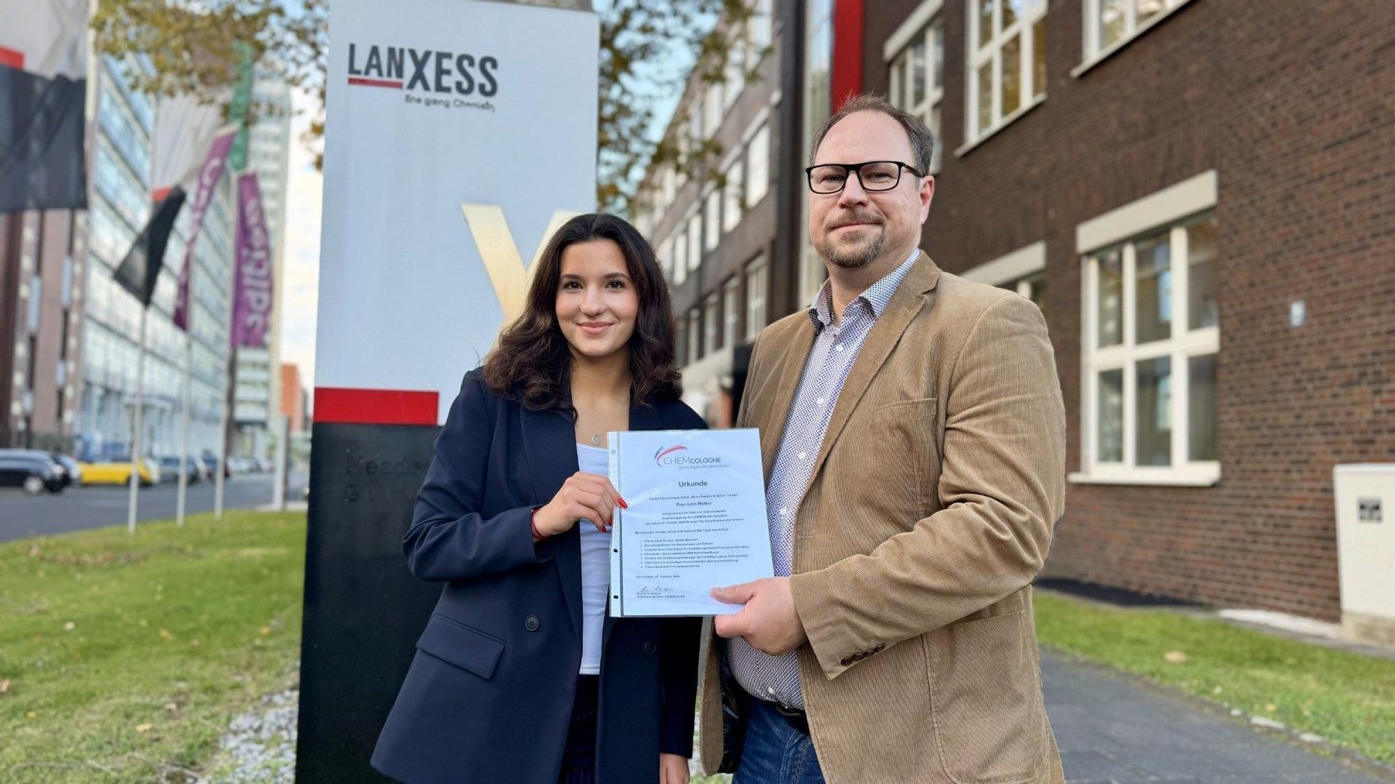 Die 17-jährige Linn Walker übernahm bei Lanxess in Leverkusen für einen Tag die Aufgaben von Ausbildungsleiter André Hoderlein. (Foto: LANXESS)