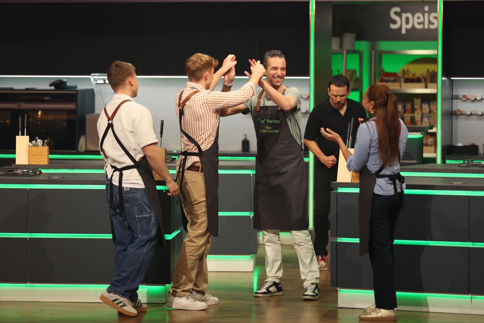 Yes! „Doc“ Markus aus München holt für Team Henssler den ersten Sieg. (Bild: Joyn/Benedikt Müller)
