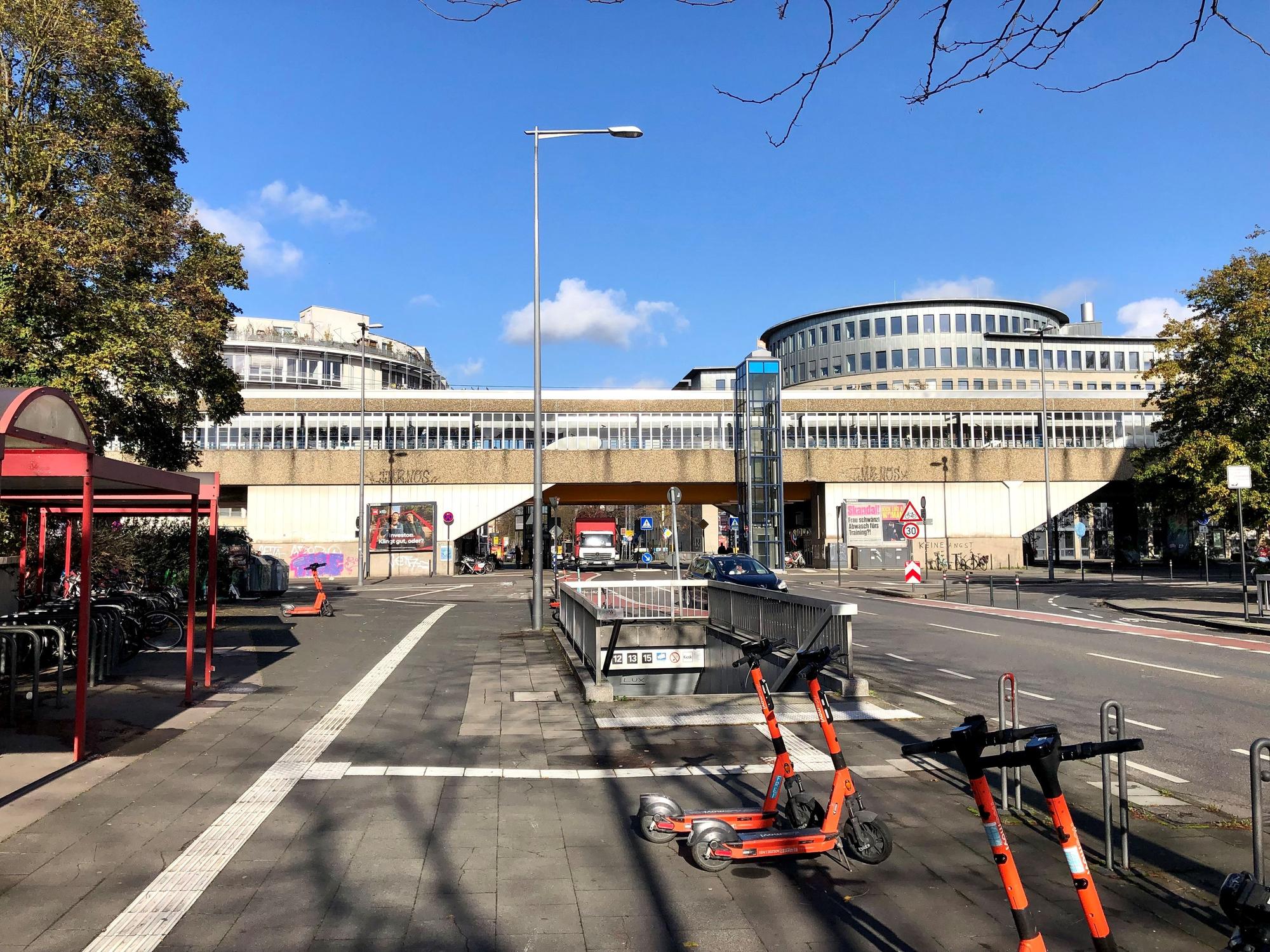 Das Umfeld der KVB-Haltestelle Neusser Straße/Gürtel in Nippes.