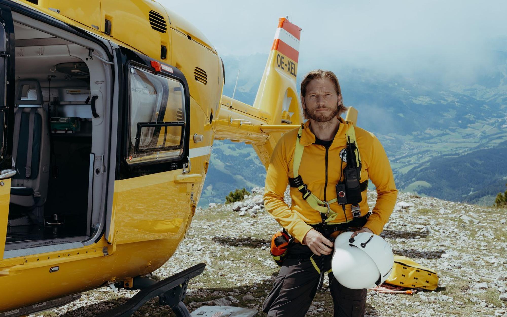 In den neuen Folgen der ZDF-Serie „Die Bergretter“ spielt Sebastian Ströbel wieder die Hauptrolle des Markus Kofler. (Bild: ZDF/Sabine Finger Fotografie)