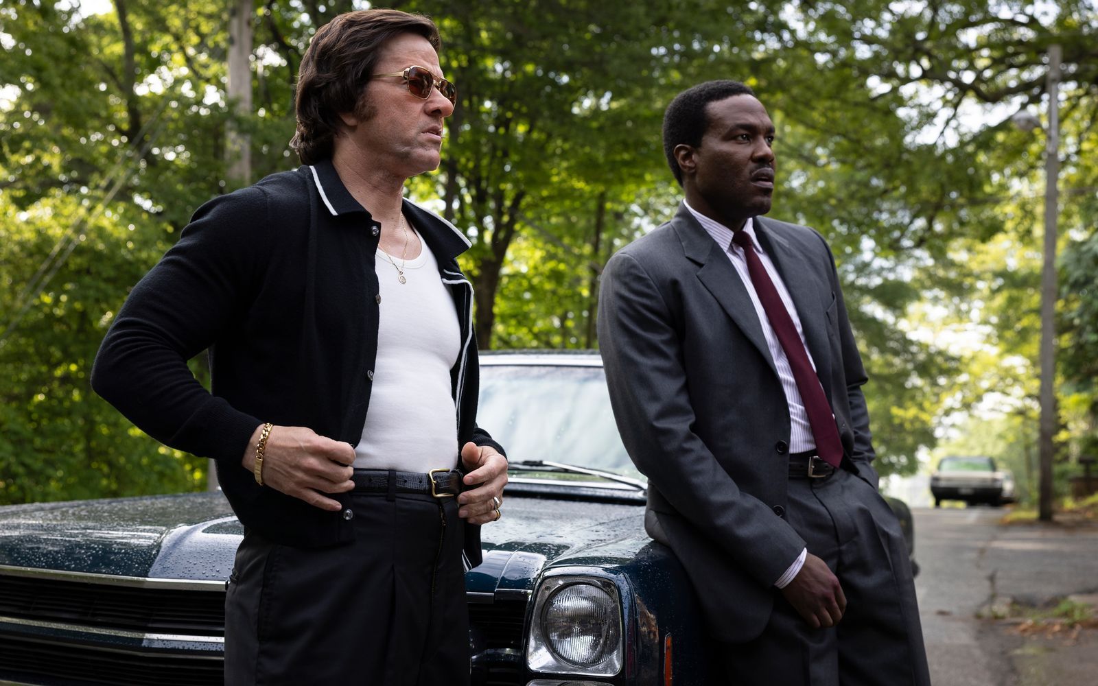Gregory Scarpa (Mark Wahlberg, links) und FBI-Agent Wayne Strider (Yahya Abdul-Mateen II) wollen im rassistischen US-Süden der 60er-Jahre aufräumen - und zwar mit allen Mitteln. (Bild: 2026 Paramount Pictures/Plaion/Eli Ade)