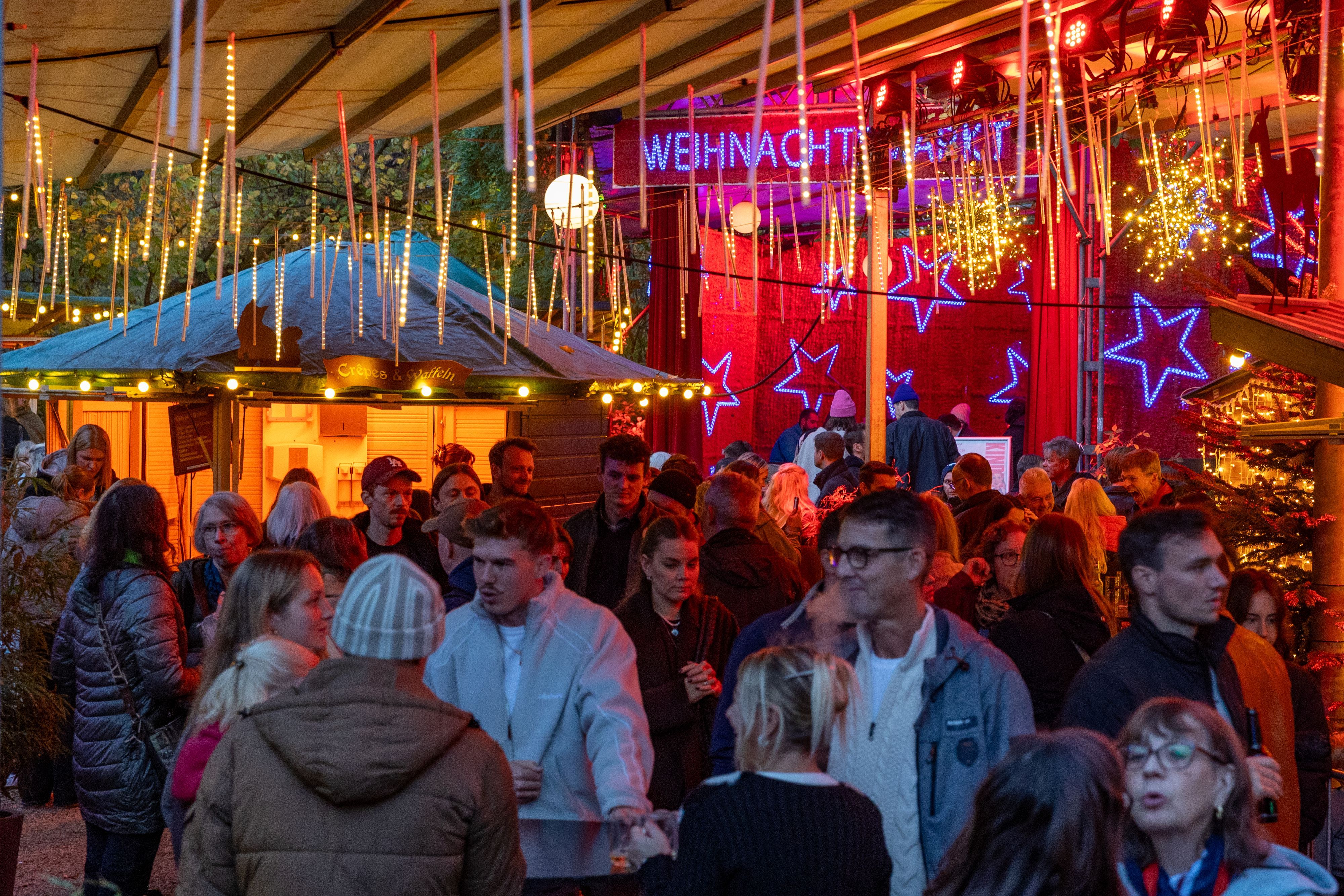 Der Weihnachtsmarkt im Stadtgarten eröffnet als einer der ersten Weihnachtsmärkte in der Stadt.