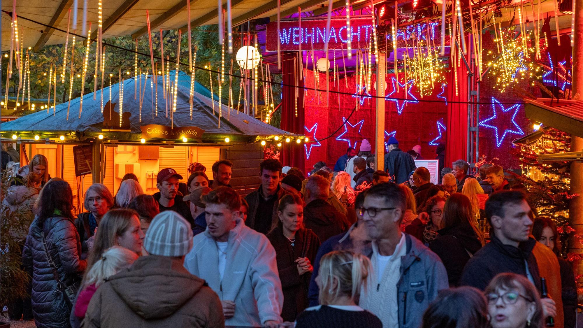 Der Weihnachtsmarkt im Stadtgarten eröffnet als einer der ersten Weihnachtsmärkte in der Stadt.