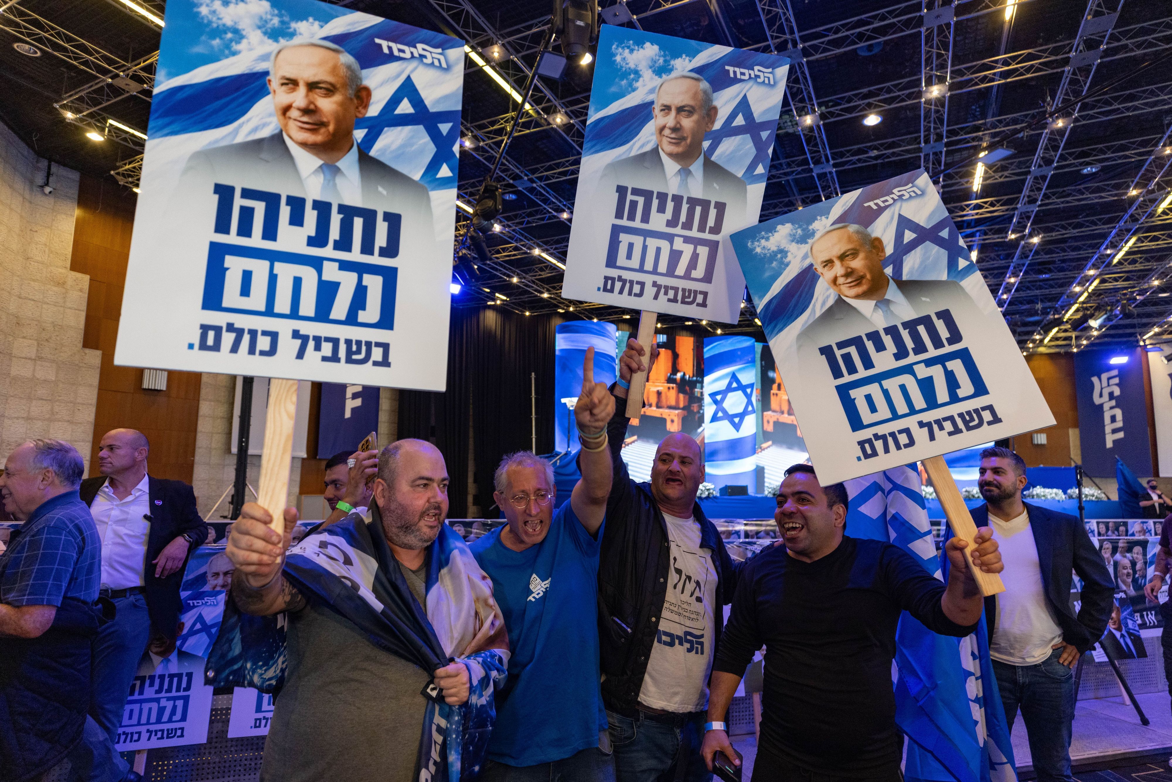 Anhänger und Mitglieder der Likud-Partei von Ministerpräsident Netanjahu versammeln sich während der Wahlnachtveranstaltung der Partei im Internationalen Kongresszentrum in der Teddy Hall.