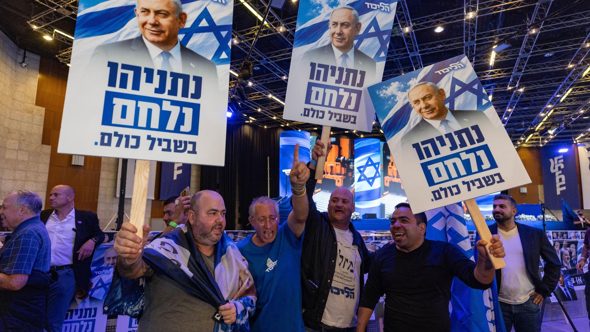 Anhänger und Mitglieder der Likud-Partei von Ministerpräsident Netanjahu versammeln sich während der Wahlnachtveranstaltung der Partei im Internationalen Kongresszentrum in der Teddy Hall.