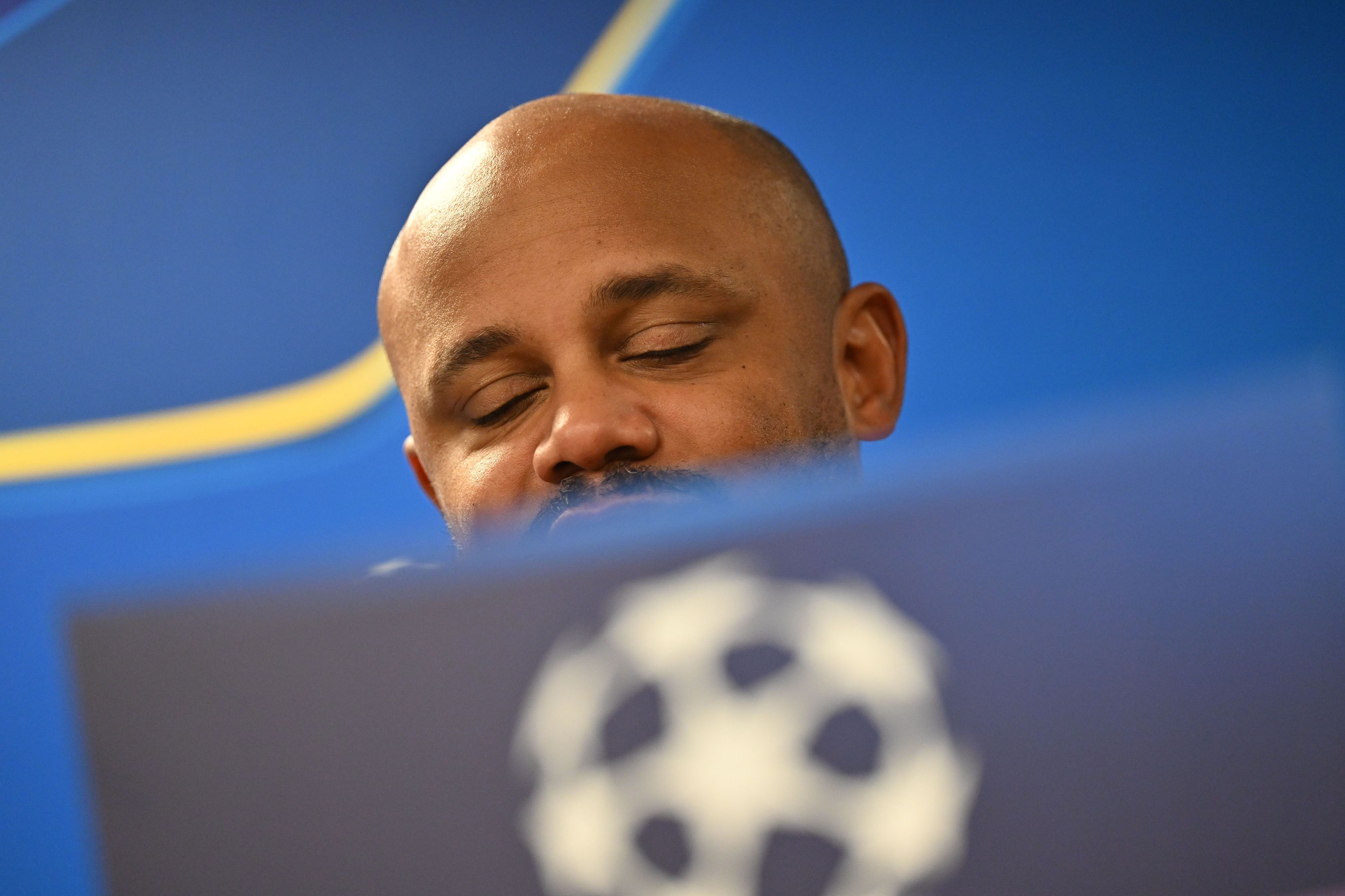ARCHIV - 12.10.2026, Norwegen, Stavanger: Fußball: Champions League, vor dem Vorrundenspiel Viking Stavanger - FC Bayern München. Vincent Kompany, Trainer vom FC Bayern München, nimmt vor dem Abschlusstraining an einer abschließenden Pressekonferenz teil. (zu dpa: «Spitzentrainer im Fußball: Wie viel Belastung ist zu viel?») Foto: Peter Kneffel/dpa +++ dpa-Bildfunk +++