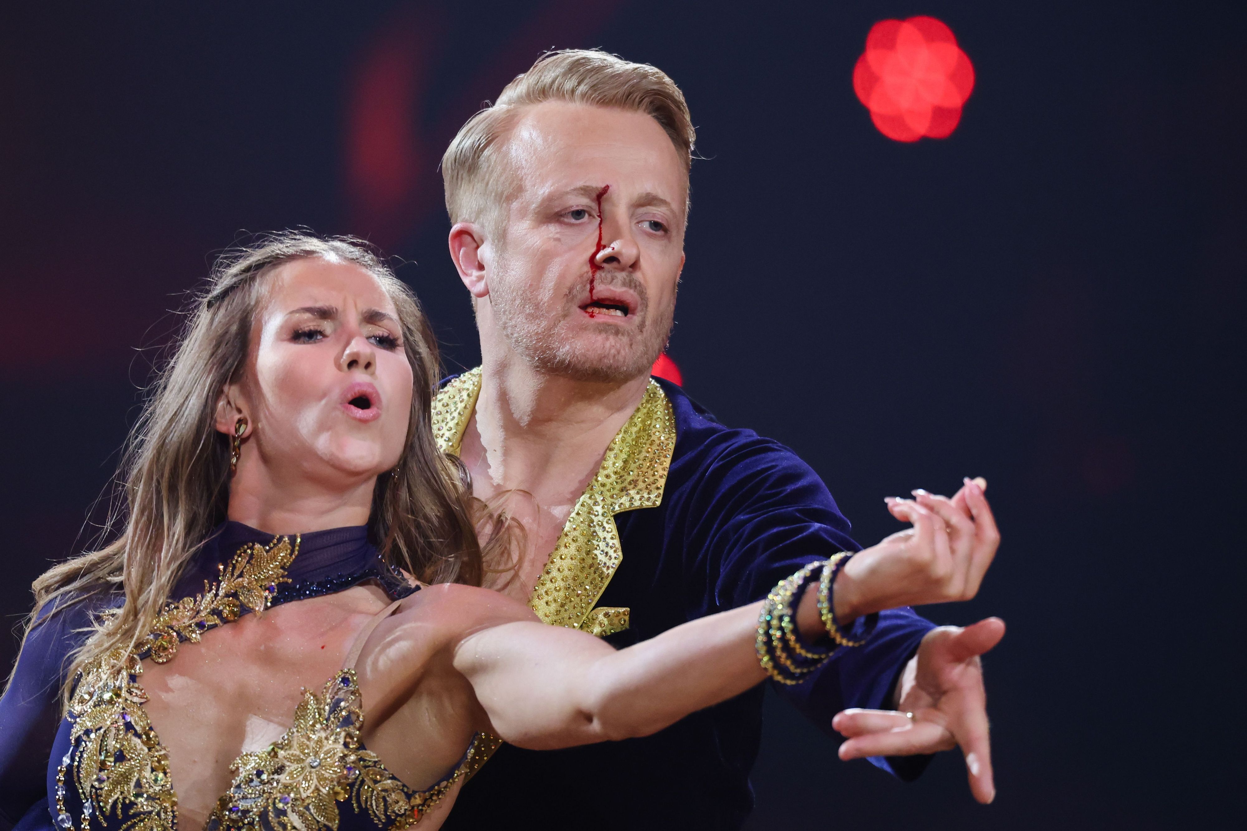 Ross Antony (r), Sänger, und Mariia Maksina, Profitänzerin, tanzen in der RTL-Tanzshow „Let's Dance“ im Coloneum. Antony hat sich eine blutende Wunde zugezogen.