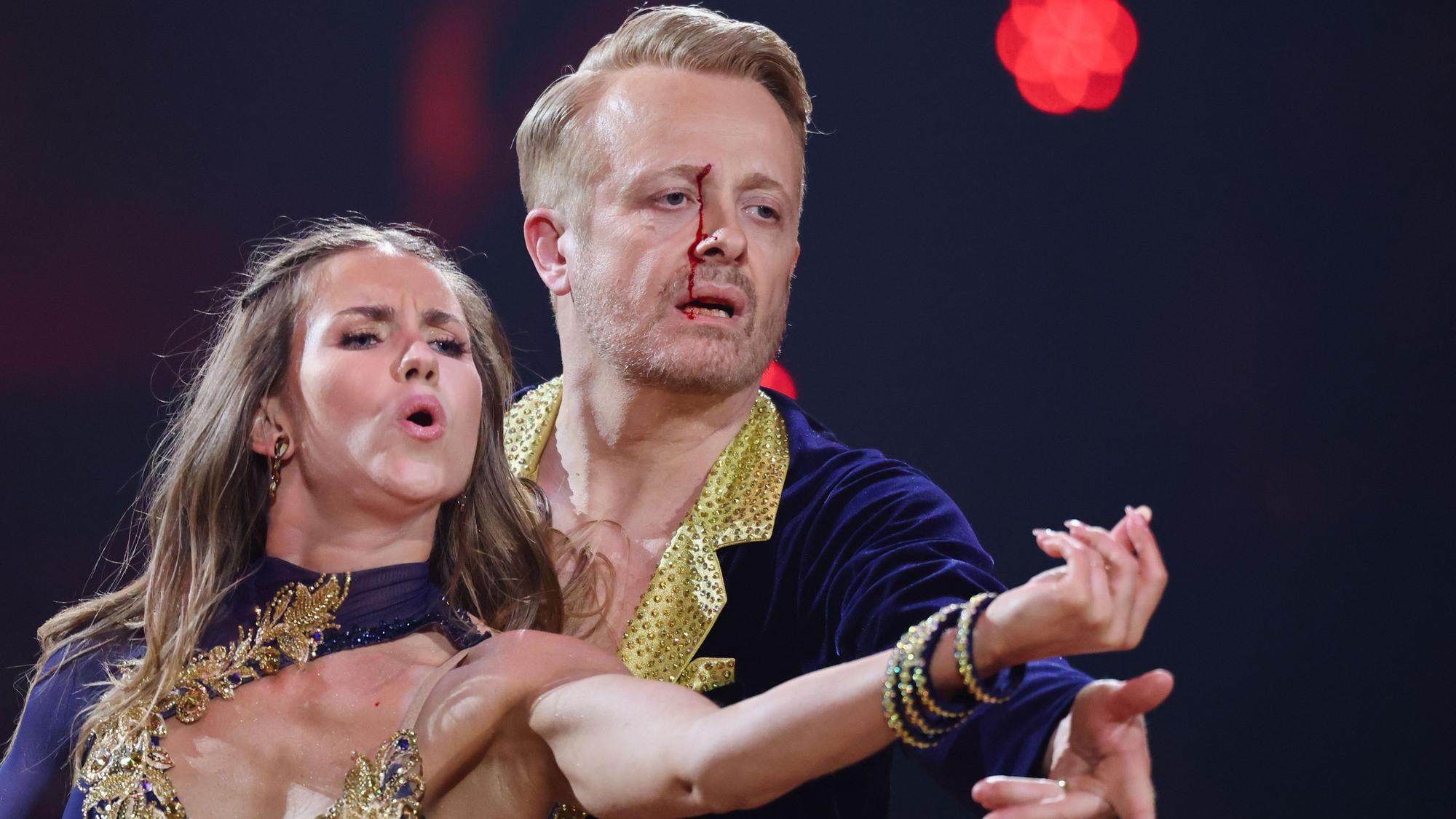 Ross Antony (r), Sänger, und Mariia Maksina, Profitänzerin, tanzen in der RTL-Tanzshow „Let's Dance“ im Coloneum. Antony hat sich eine blutende Wunde zugezogen.