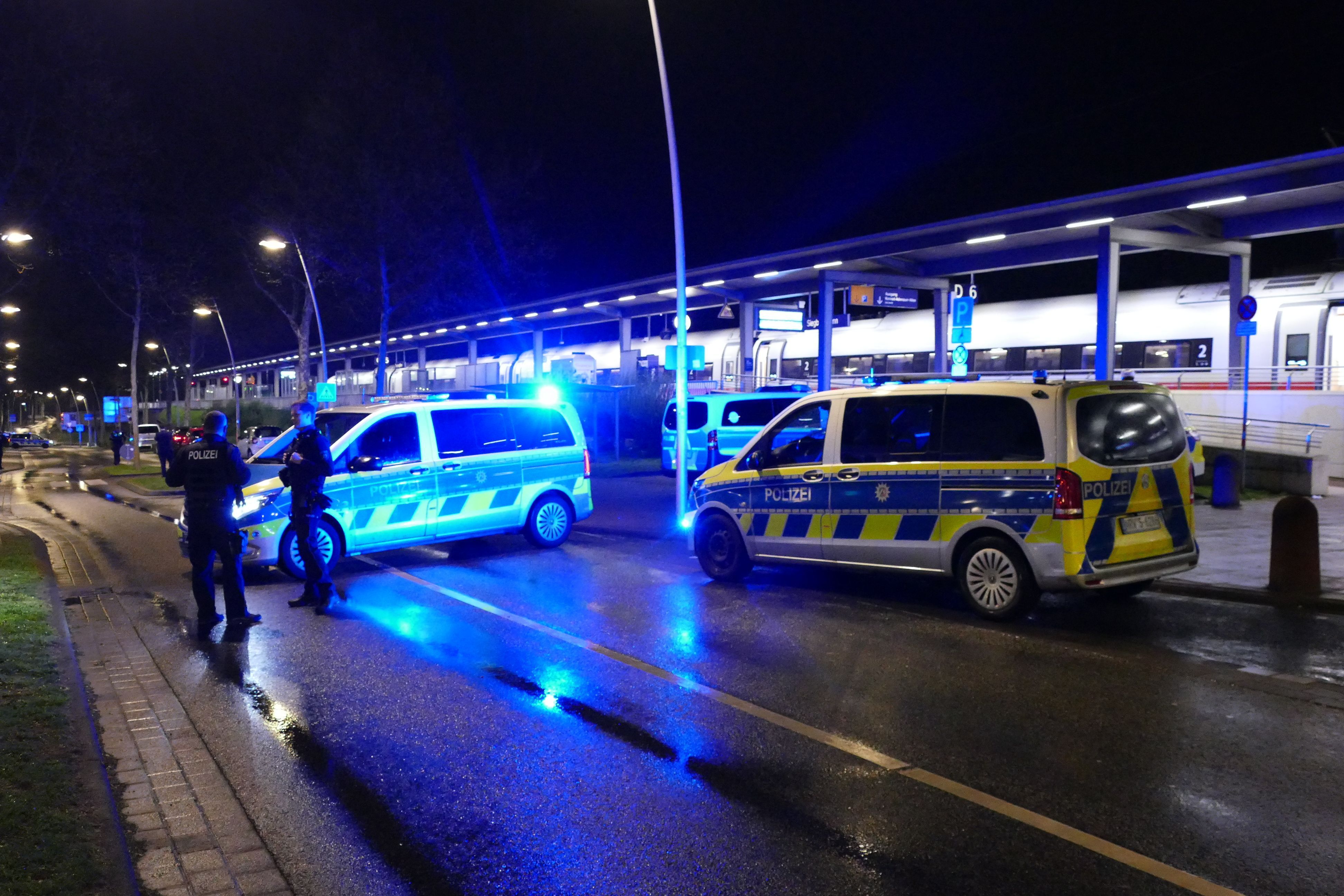 ARCHIV - 02.04.2026, Nordrhein-Westfalen, Siegburg: Polizeieinsatz am Bahnhof Siegburg. Ein Mann soll in einem ICE Softair-Granaten gezündet haben, zehn Menschen wurden verletzt. (zu dpa: «Anschlag in ICE: Prozess gegen 20-Jährigen im November») Foto: Marius Fuhrmann/dpa +++ dpa-Bildfunk +++