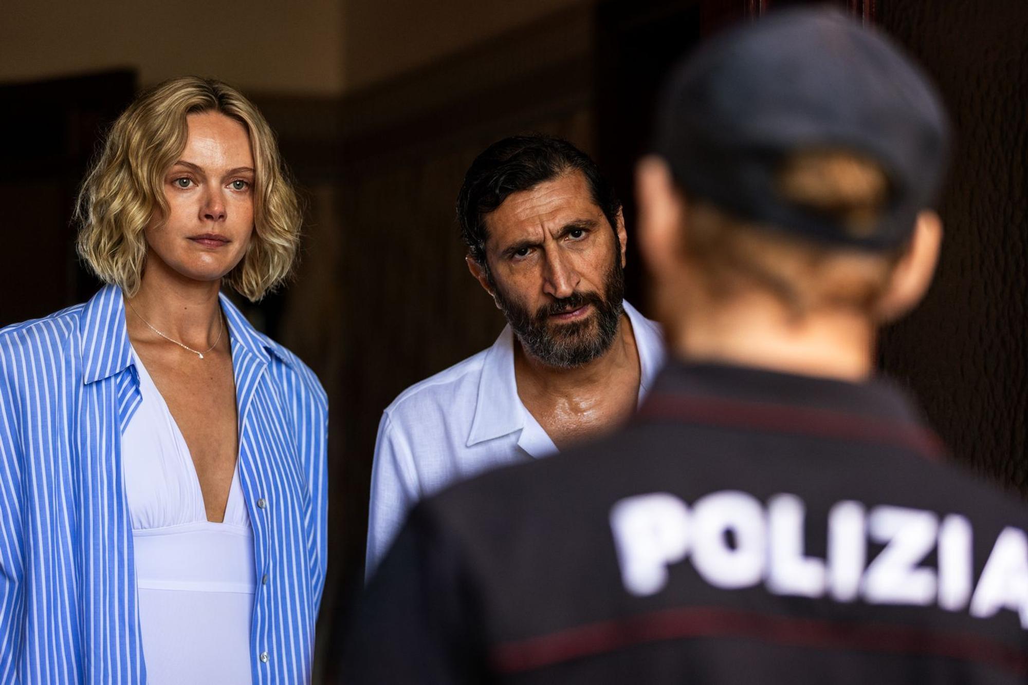 Kaum sind Carl (Fares Fares) und Helene (Frida Gustavsson) in Sizilien angekommen, steht die Polizei vor ihrer Tür und fragt nach einem Alibi. (Bild: Netflix)