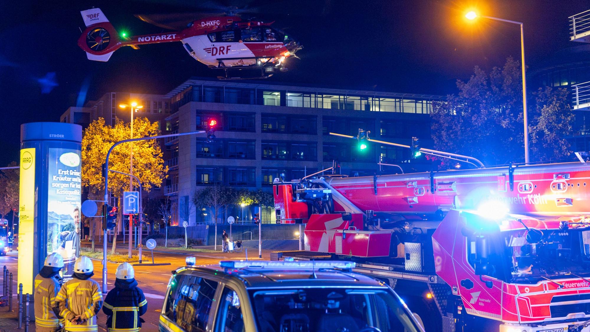 ARCHIV - 11.10.2026, Nordrhein-Westfalen, Köln: Rettungskräfte und ein Hubschrauber sind nach einem schweren Unfall beim Trainsurfing im Einsatz. Ein 14-Jähriger war auf dem Dach eines Zuges mitgefahren und lebensgefährlich durch einen Stromschlag verletzt worden. (zu dpa: «Jugendlicher nach Trainsurfing gestorben») Foto: Jan Ohmen/dpa +++ dpa-Bildfunk +++