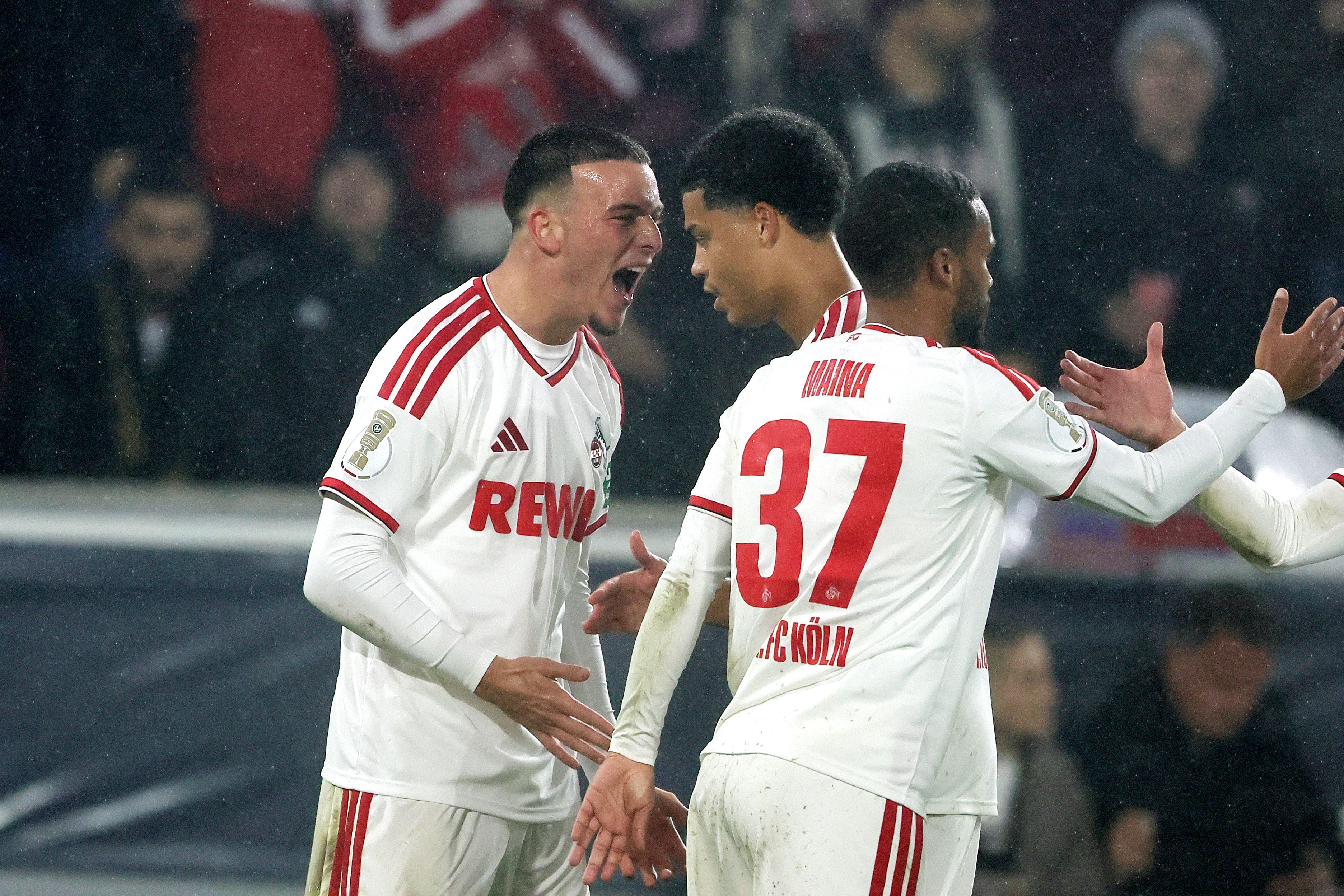Die FC-Spieler jubeln nach dem Tor zum 4:0