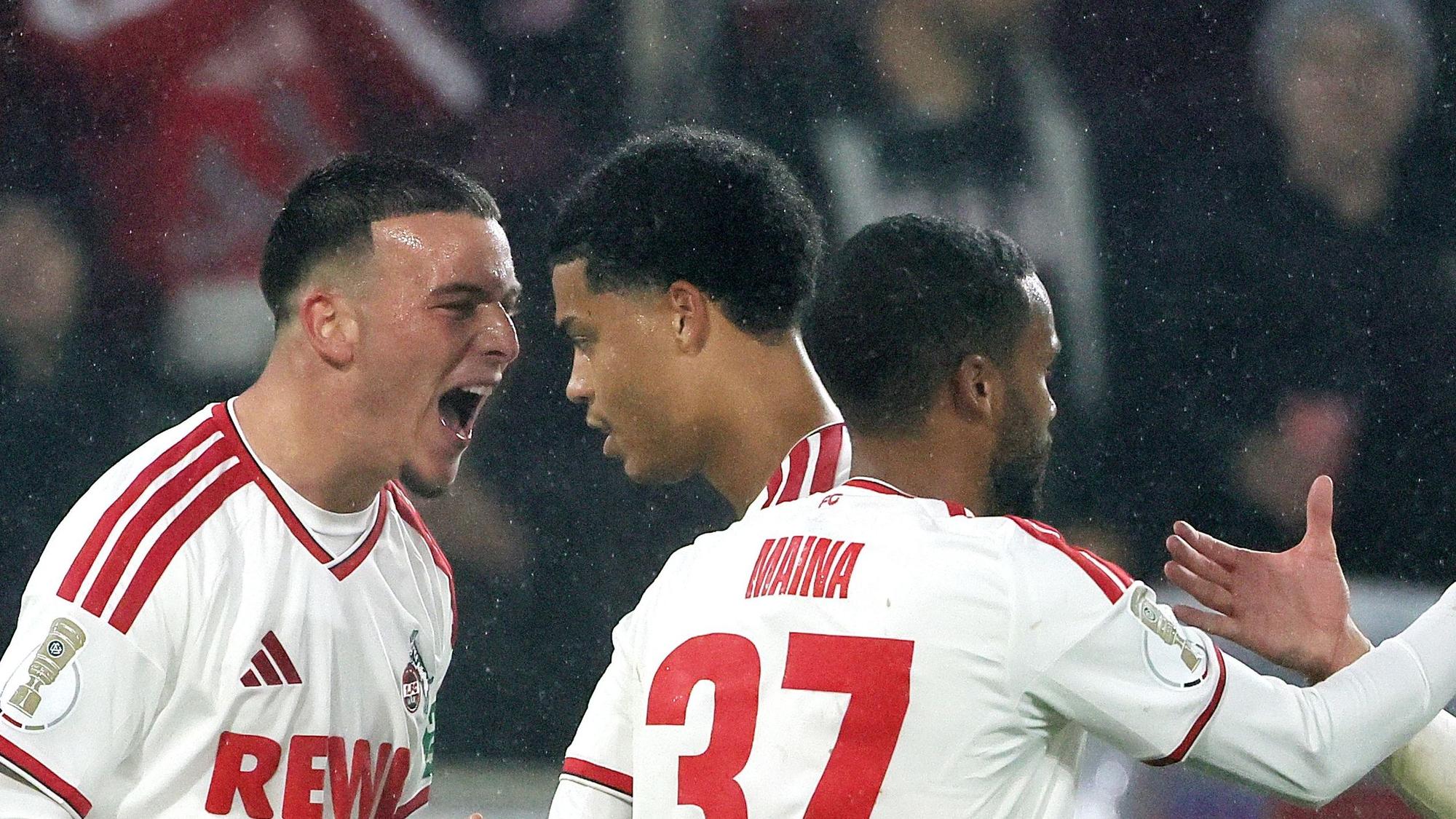 Die FC-Spieler jubeln nach dem Tor zum 4:0