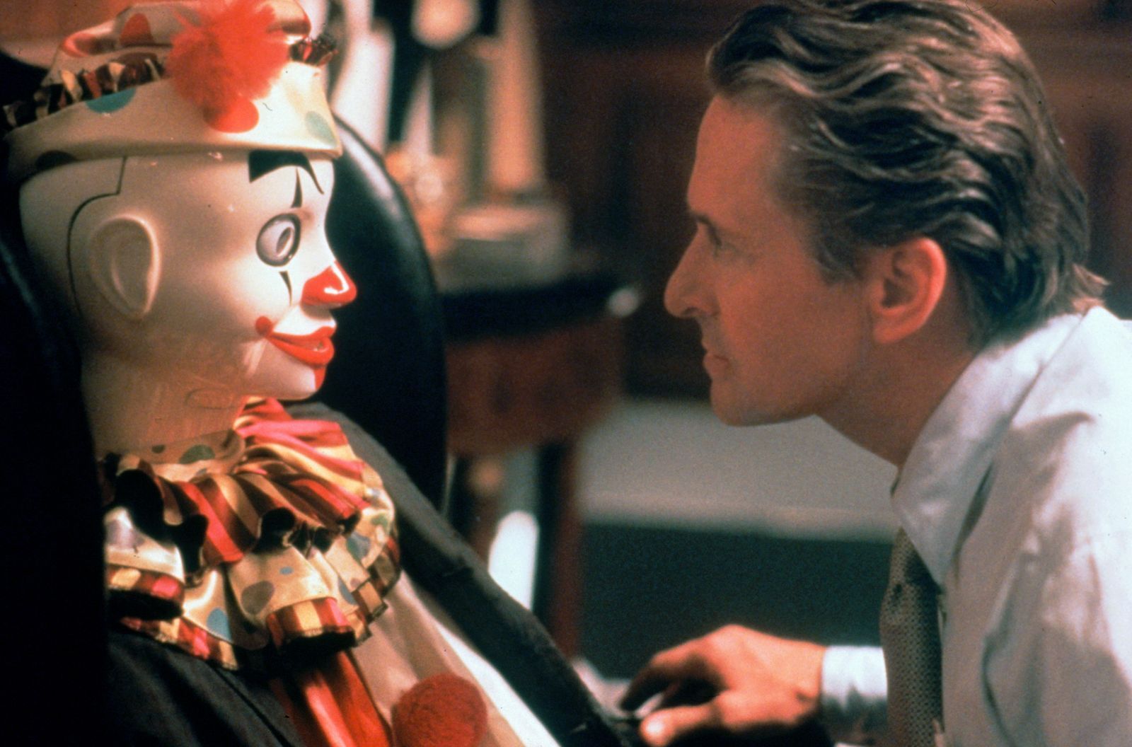 Nicholas Van Orton (Michael Douglas) erhält mysteriöse Nachrichten von einem Clown - alles nur ein Spiel?  (Bild: 1997 PolyGram Filmed Entertainment, Inc.)