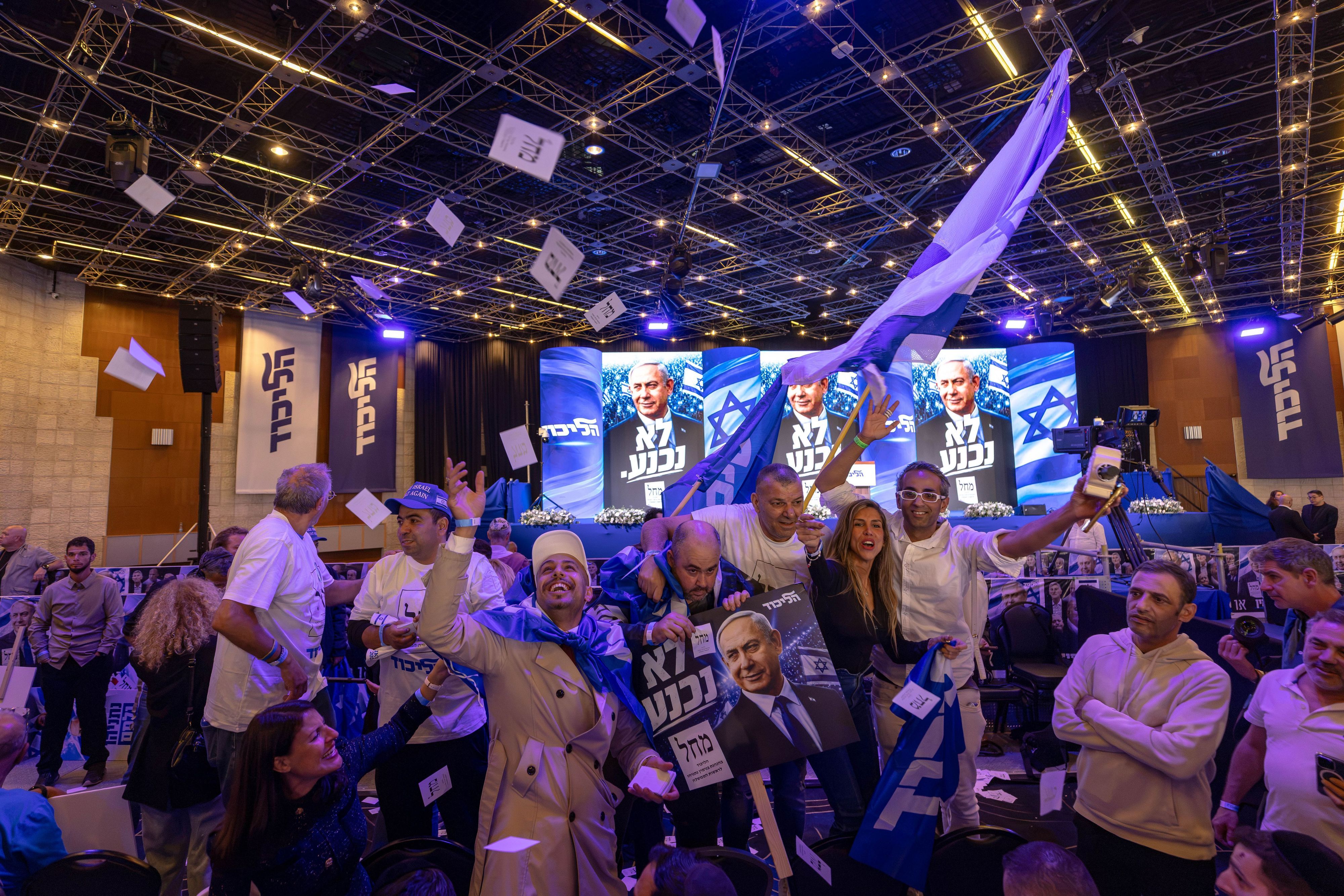 Die Likud-Partei von Ministerpräsident Netanjahu feiert – aber für eine klare Mehrheit reicht es nicht.