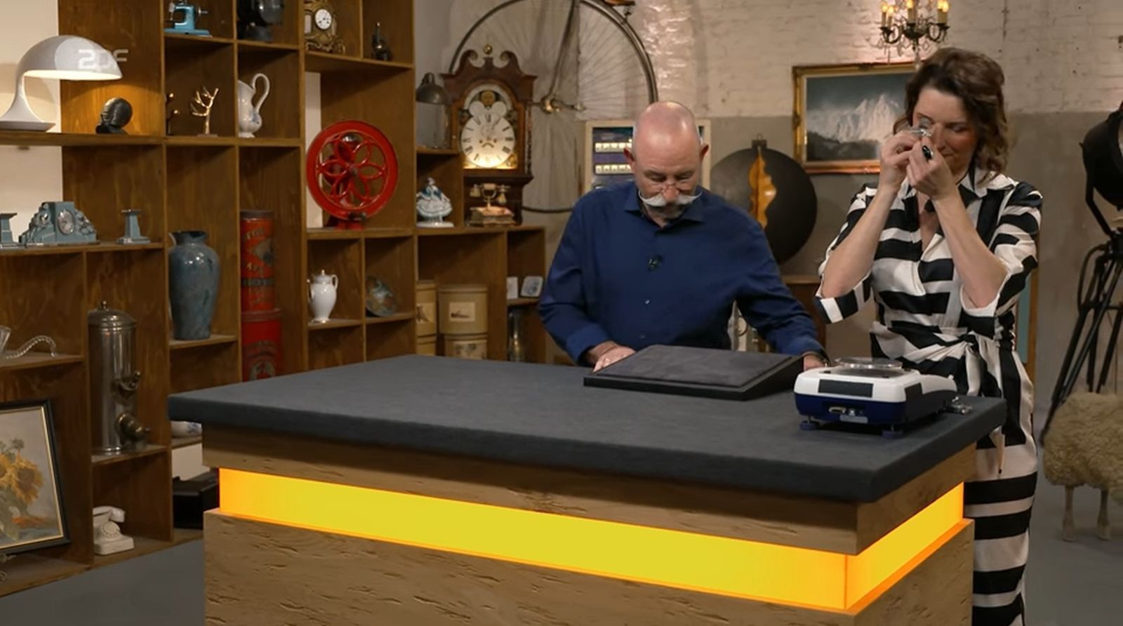 „Oh, das steht wieder schief“, bemerkte Horst Lichter beim Betreten des Studios. (Bild: ZDF)