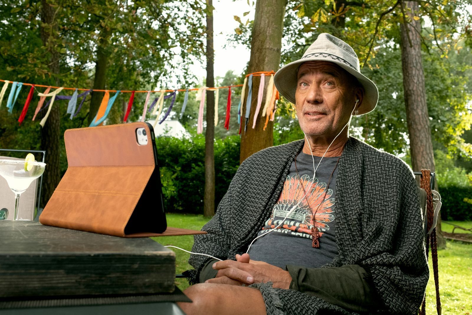 Der heimliche Star des Films ist Heiner Lauterbach als Opa Hans, der das Geschehen mit seinen mal markanten, mal zynischen Sprüchen kommentiert. (Bild: Nadja Klier/Netflix)