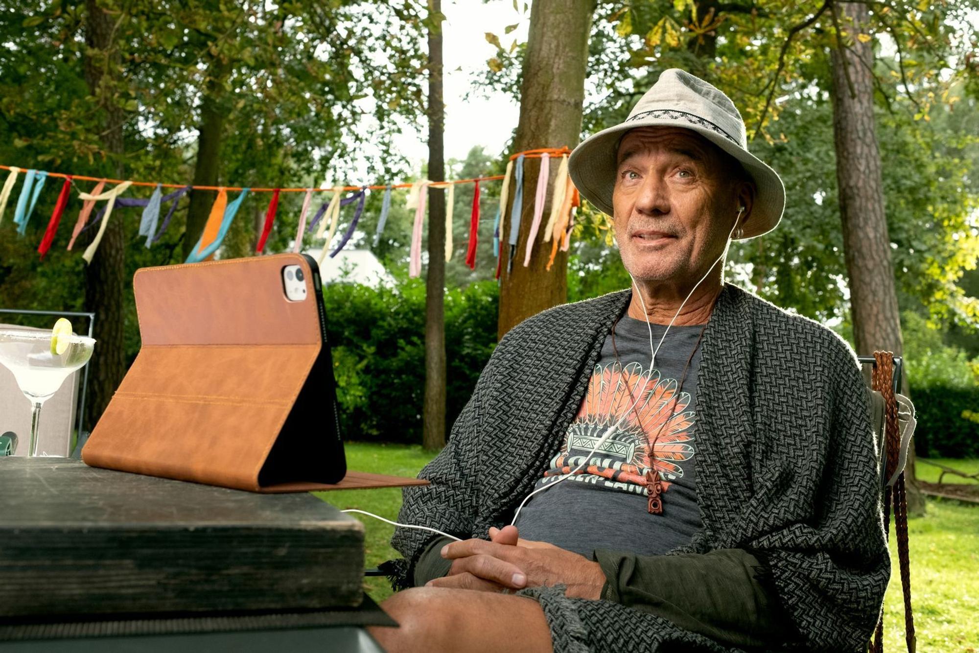 Der heimliche Star des Films ist Heiner Lauterbach als Opa Hans, der das Geschehen mit seinen mal markanten, mal zynischen Sprüchen kommentiert. (Bild: Nadja Klier/Netflix)