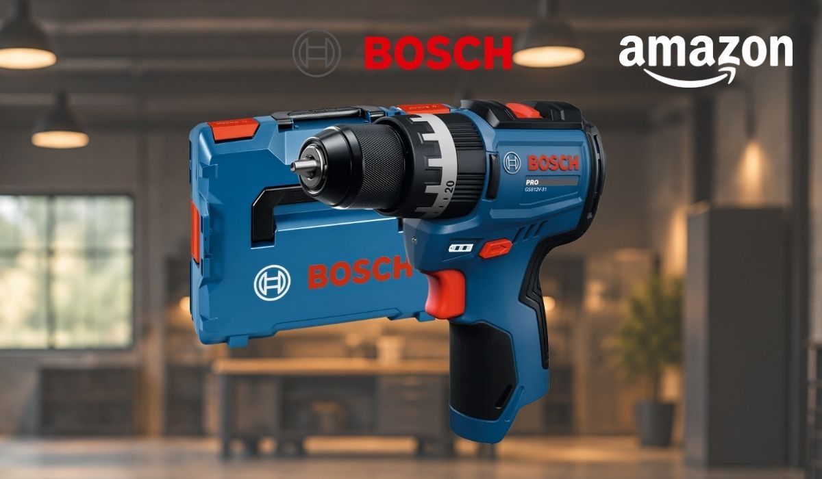Bosch Professional Akku-Schlagbohrschrauber GSB12V-31 in L-BOXX vor Werkhalle Hintergrund.