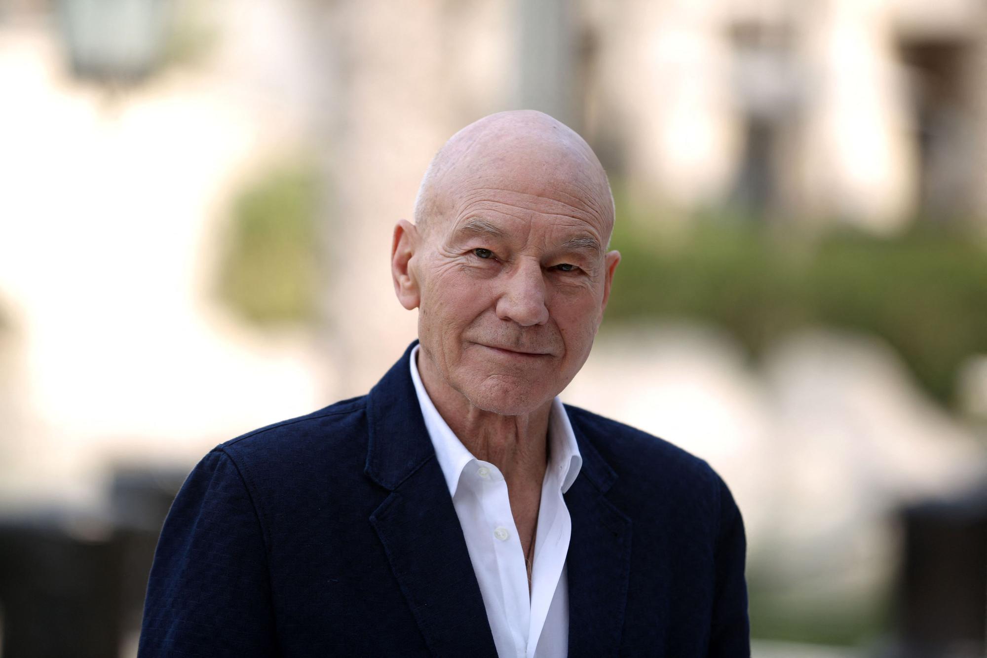 Patrick Stewart schaut in die Kamera.