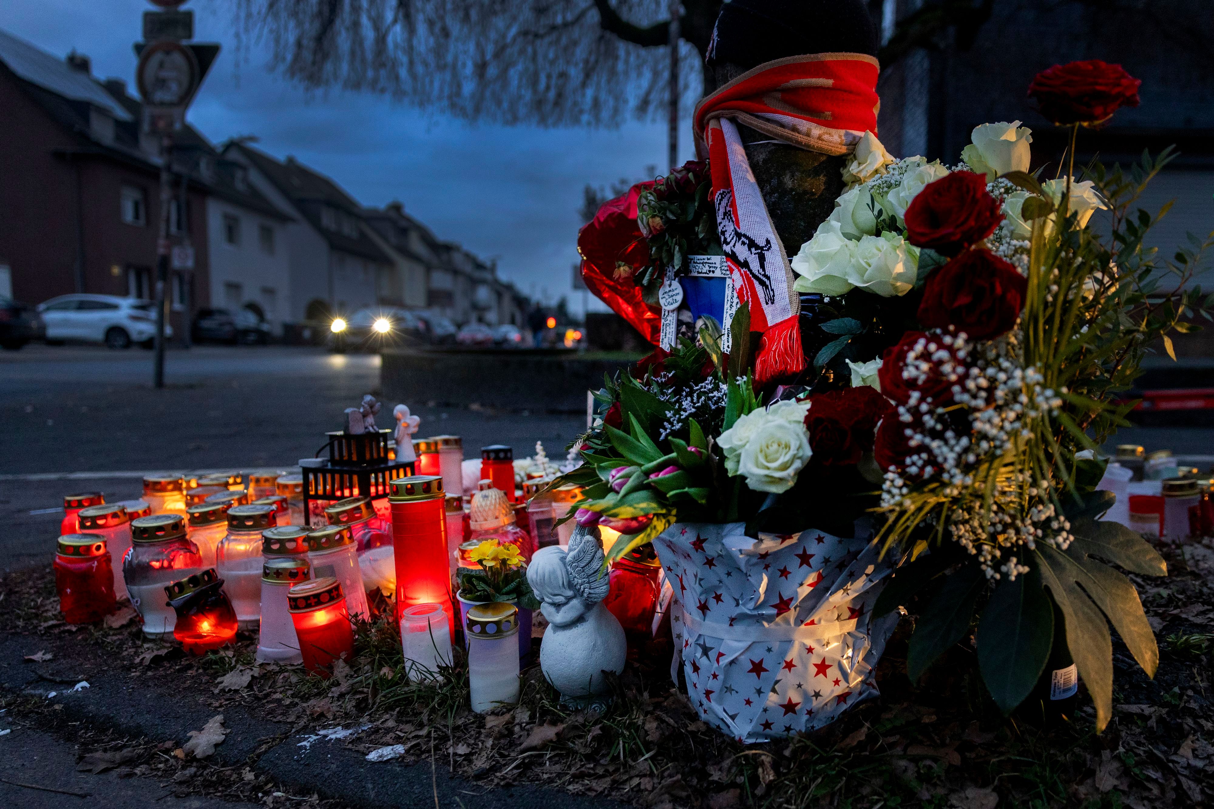 Angehörige und Freunde stellten am Tatort Kerzen auf, legten Blumen und weitere Trauerutensilien ab.