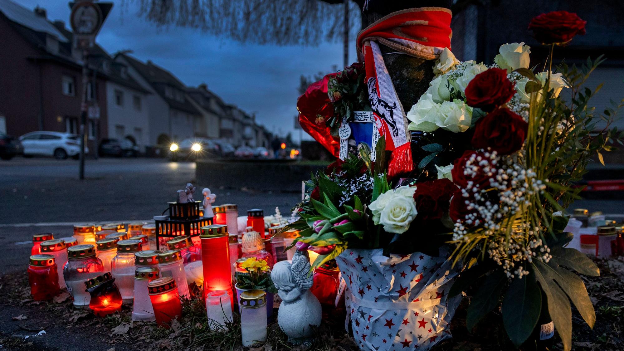 Angehörige und Freunde stellten am Tatort Kerzen auf, legten Blumen und weitere Trauerutensilien ab.
