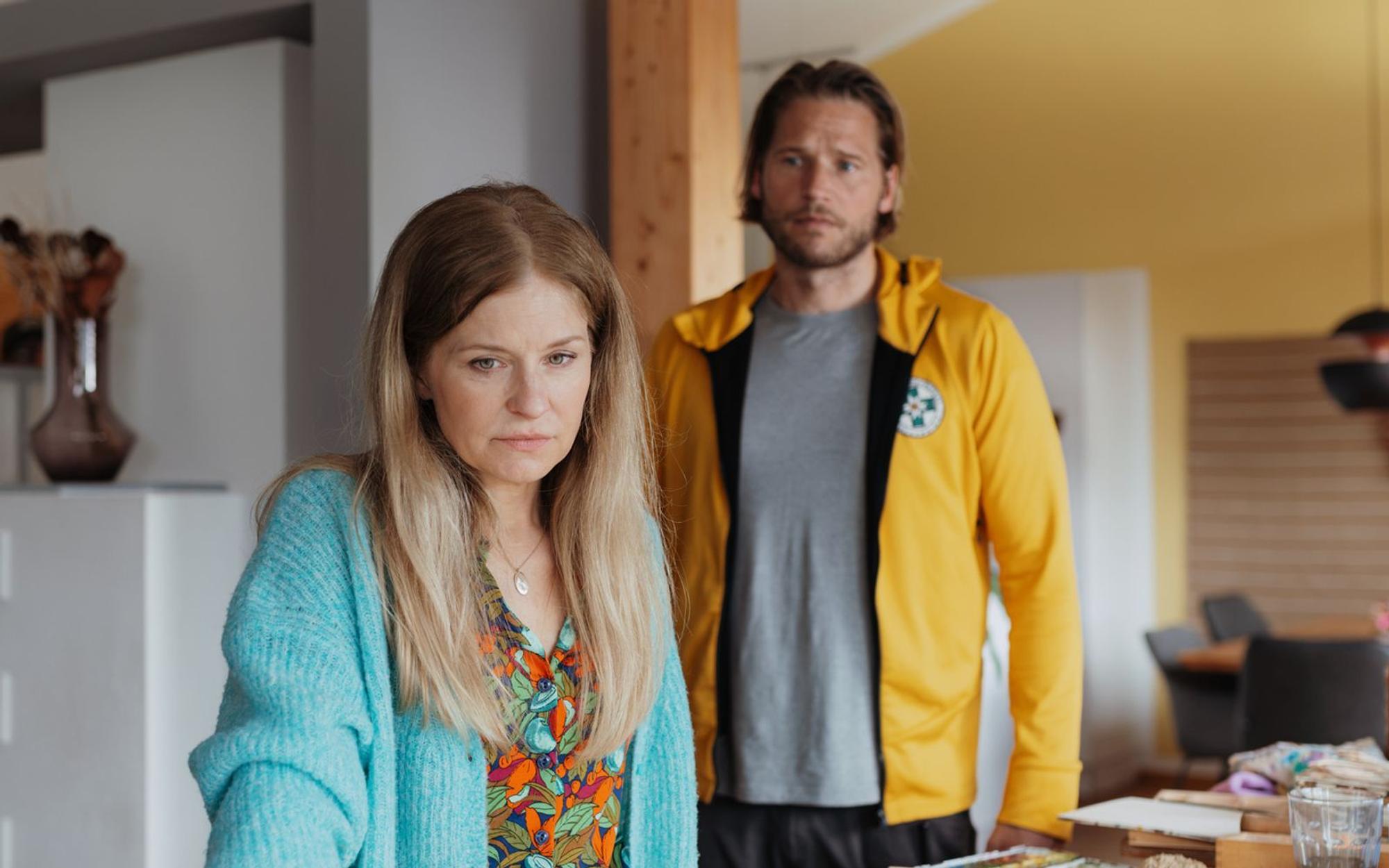 Birte Hanusrichter ist der Gaststar in der Folge „Stimmen der Vergangenheit“, mit der „Die Bergretter“ (ZDF) in die neue Staffel startet. Als Isabel Höller (gerät sie in Gefahr. Kann Markus Kofler (Sebastian Ströbel) rechtzeitig helfen? (Bild: ZDF/Sabine Finger Fotografie)